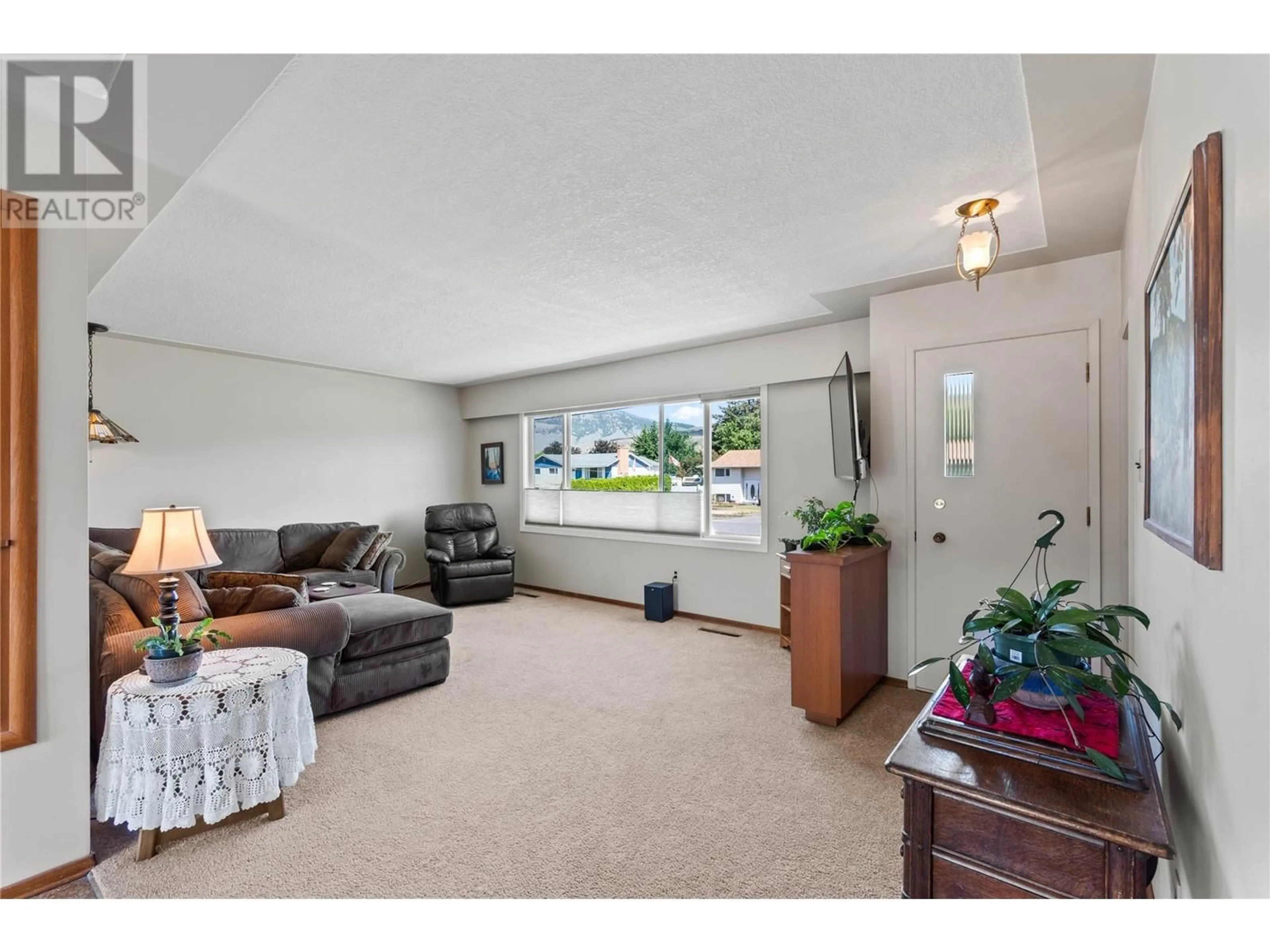 Living room with furniture, unknown for 2321 YOUNG AVENUE, Kamloops British Columbia V2B4M7
