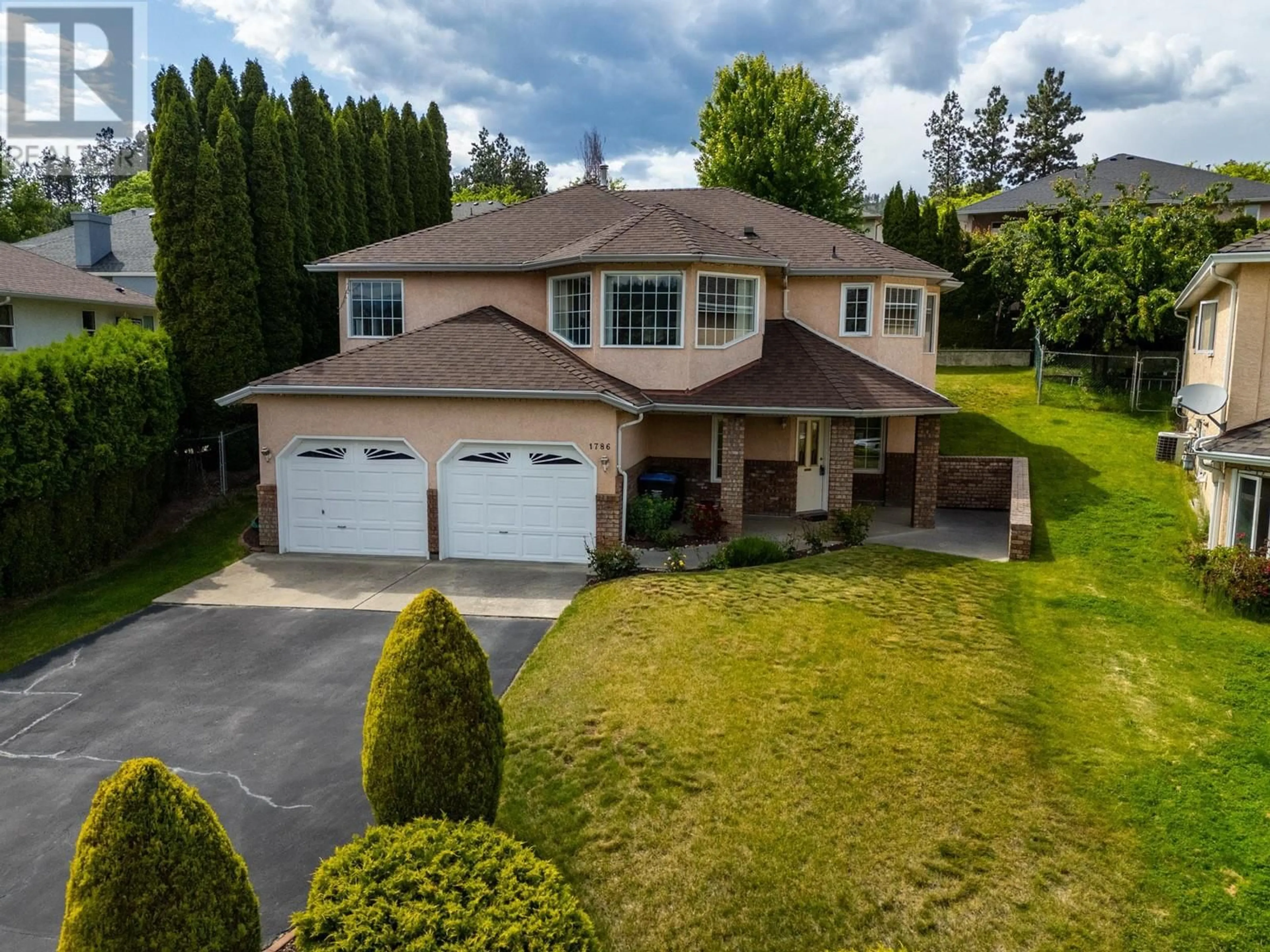 A pic from outside/outdoor area/front of a property/back of a property/a pic from drone, street for 1786 SPRUCEDALE COURT, Kelowna British Columbia V1V1P3