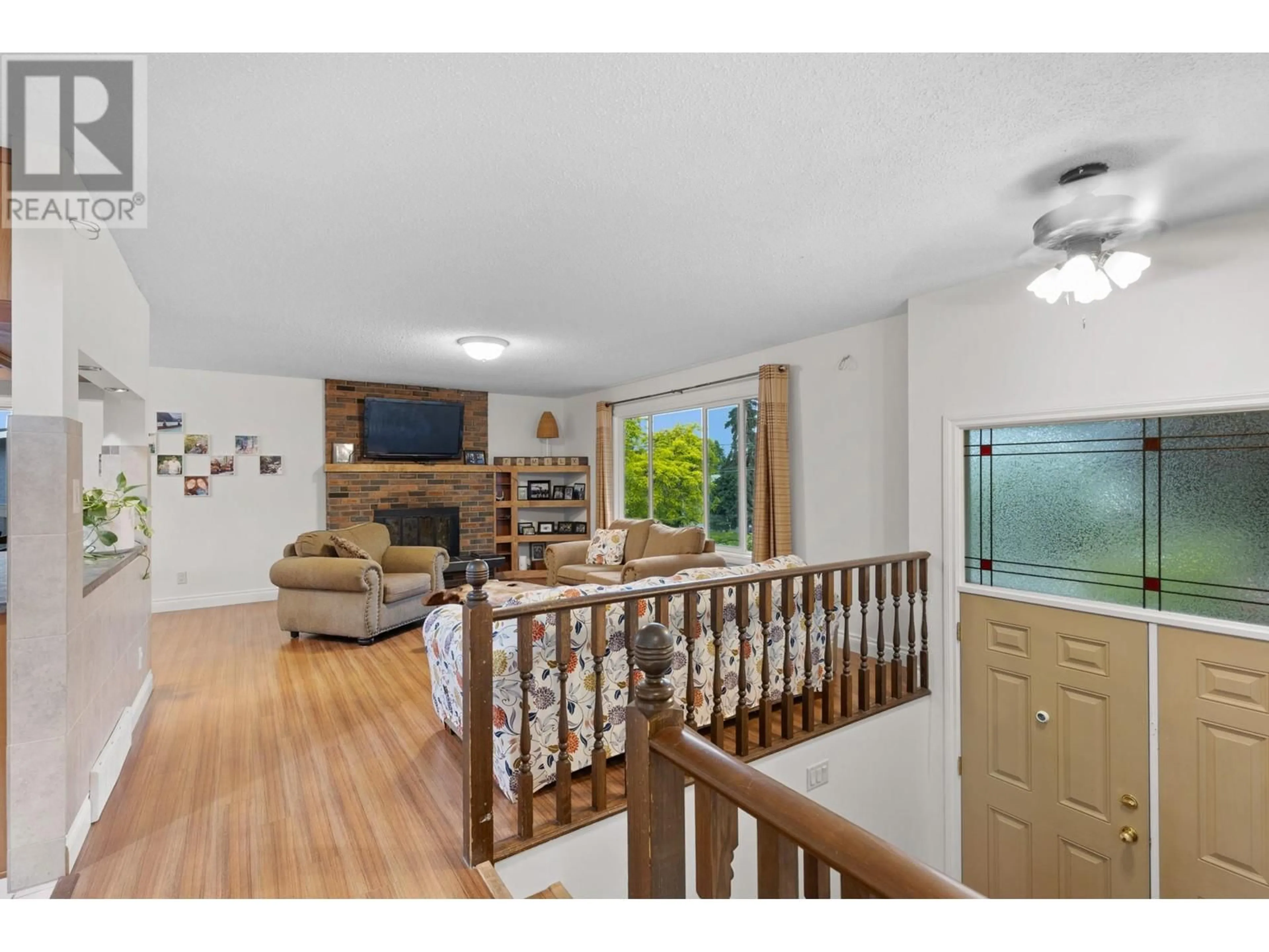 Living room with furniture, wood/laminate floor for 853 HAMMER AVENUE, Kelowna British Columbia V1W2B7