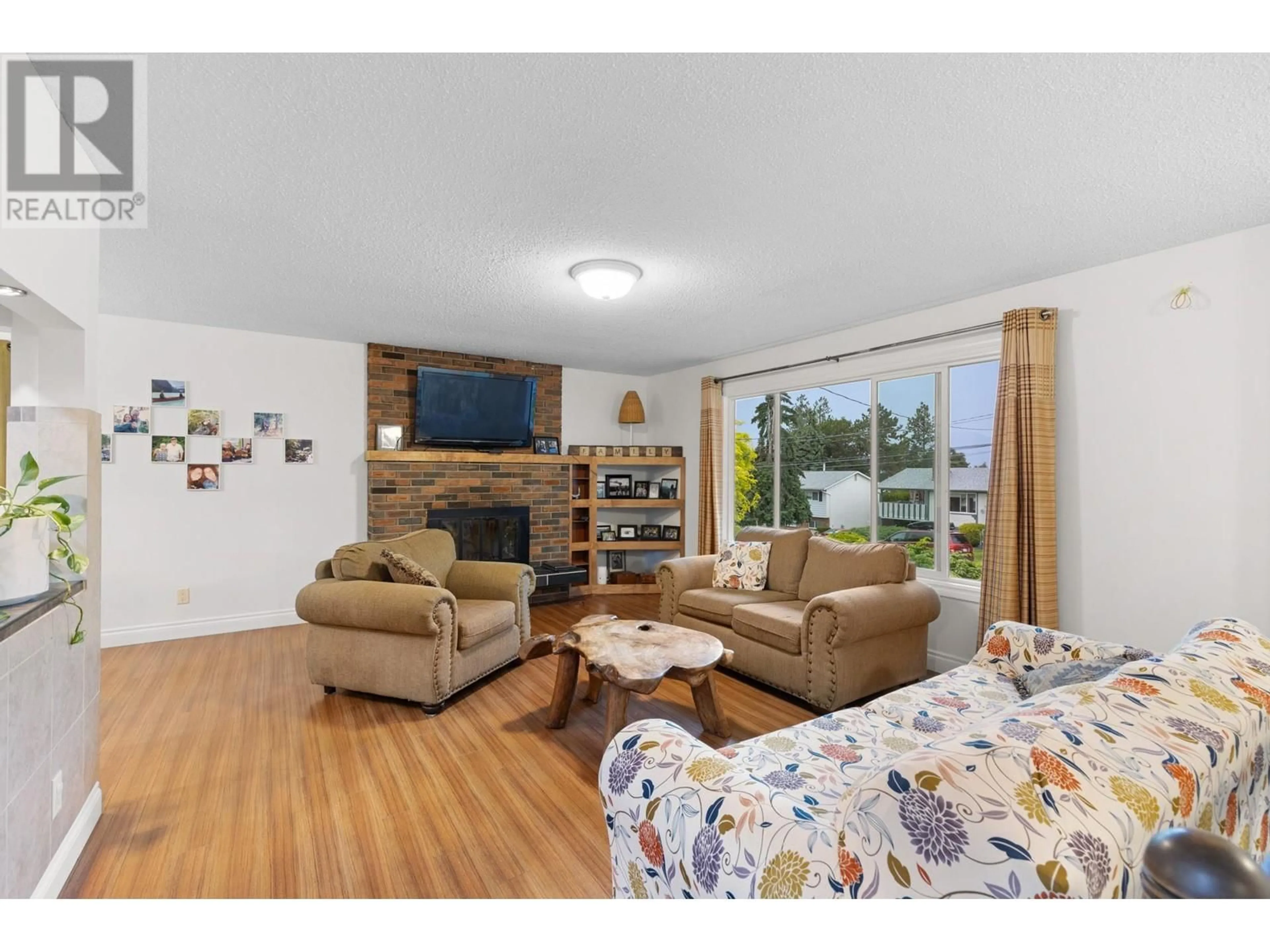 Living room with furniture, wood/laminate floor for 853 HAMMER AVENUE, Kelowna British Columbia V1W2B7