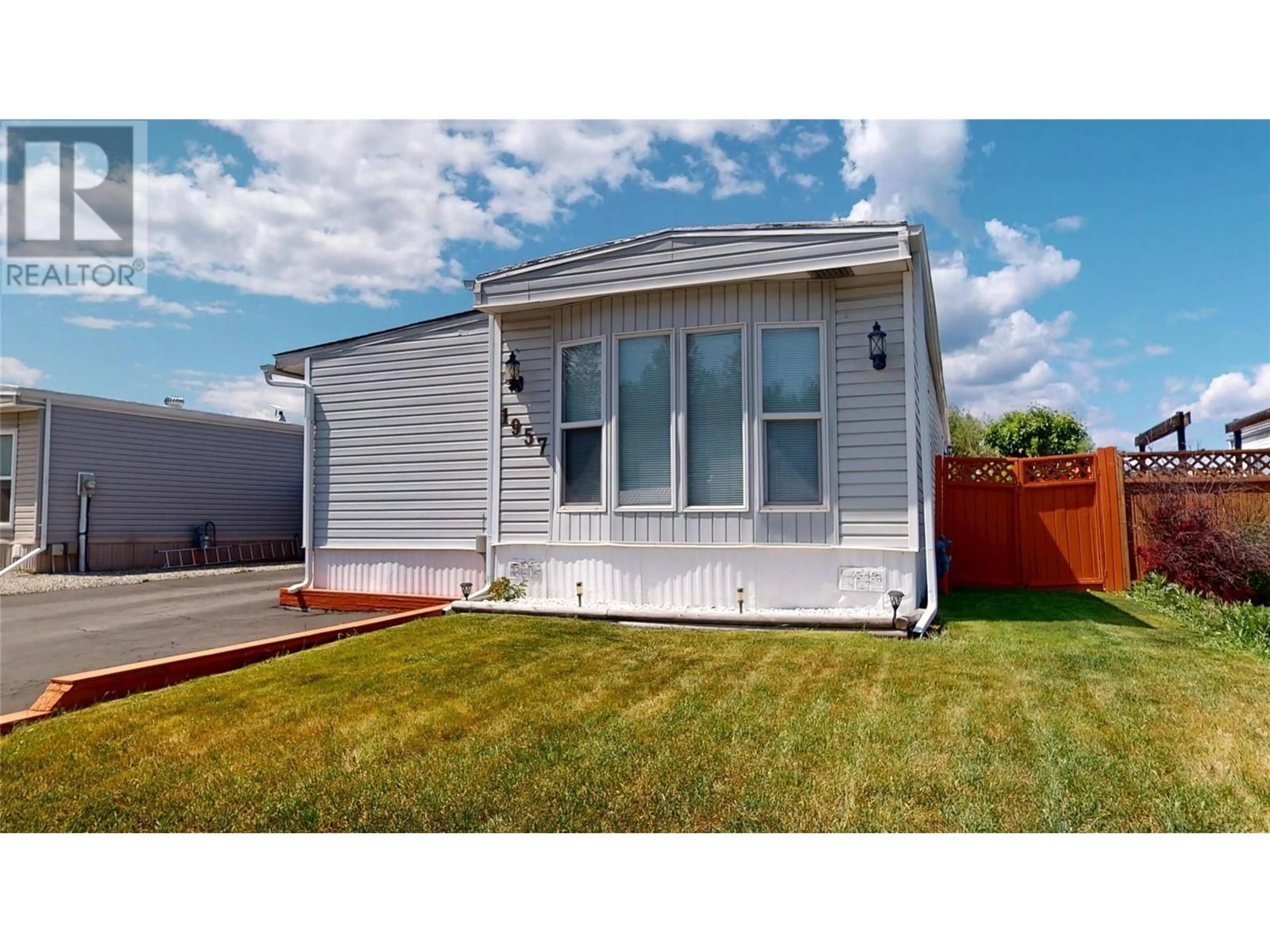 Home with vinyl exterior material, street for 1957 KOKANEE CRESCENT, Cranbrook British Columbia V1C5X6
