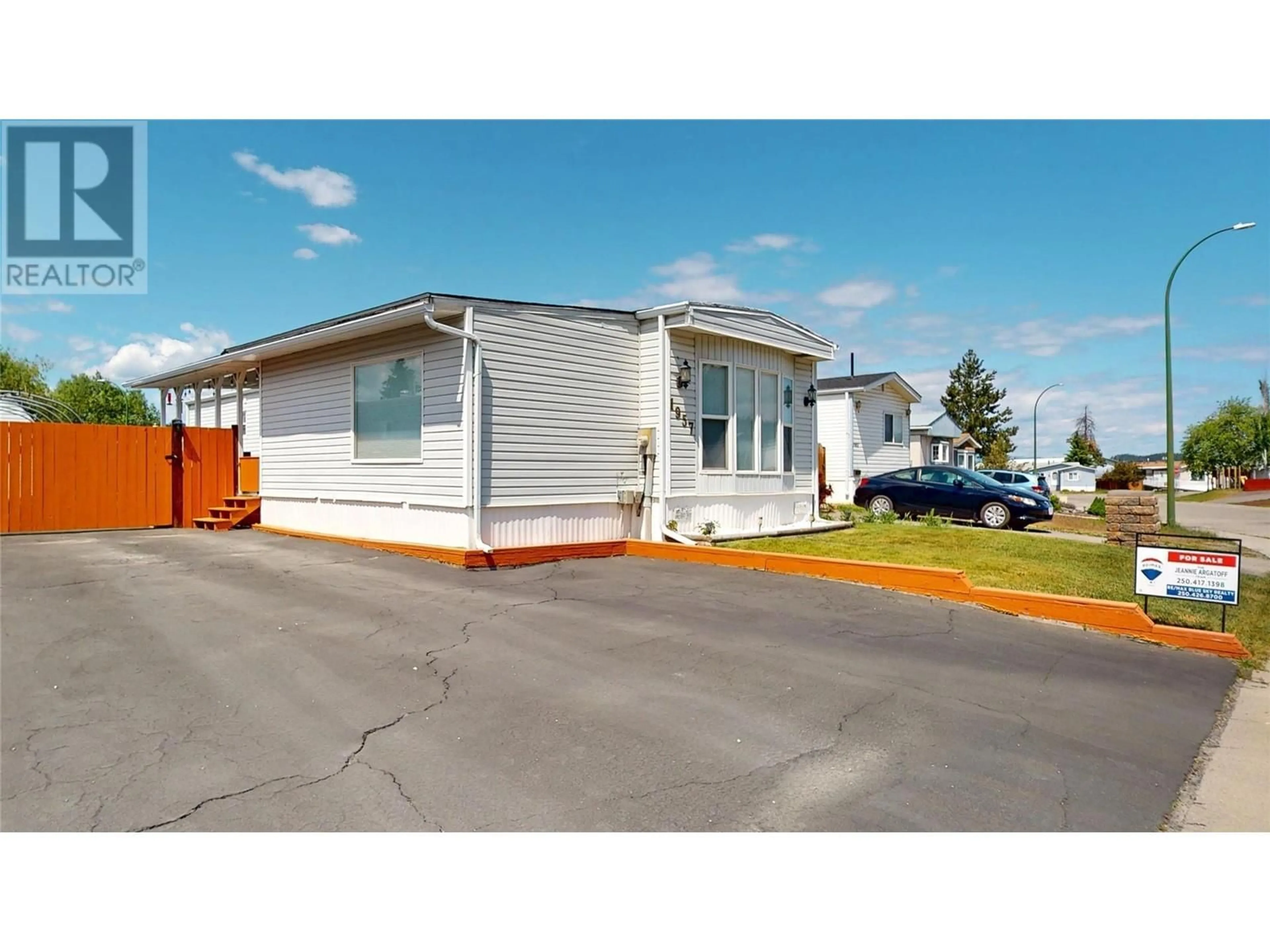 Home with vinyl exterior material, street for 1957 KOKANEE CRESCENT, Cranbrook British Columbia V1C5X6
