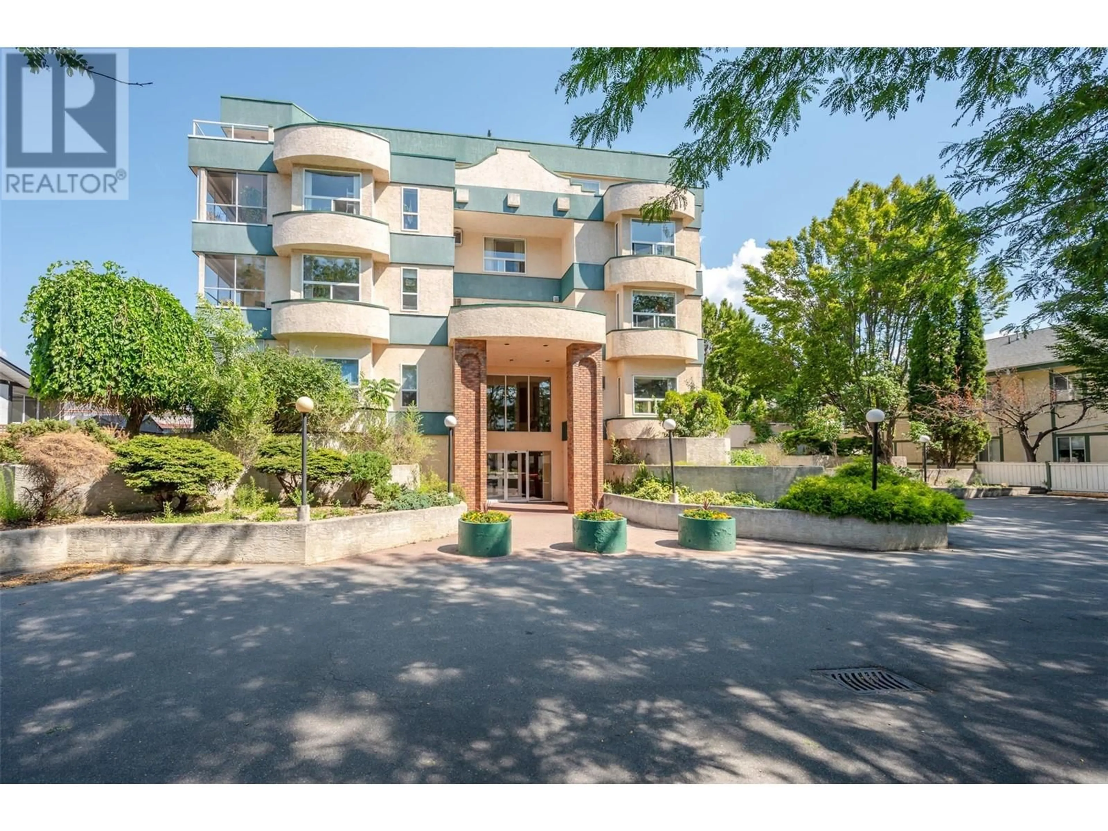 Indoor foyer for 408 - 1750 ATKINSON STREET, Penticton British Columbia V2A7M6