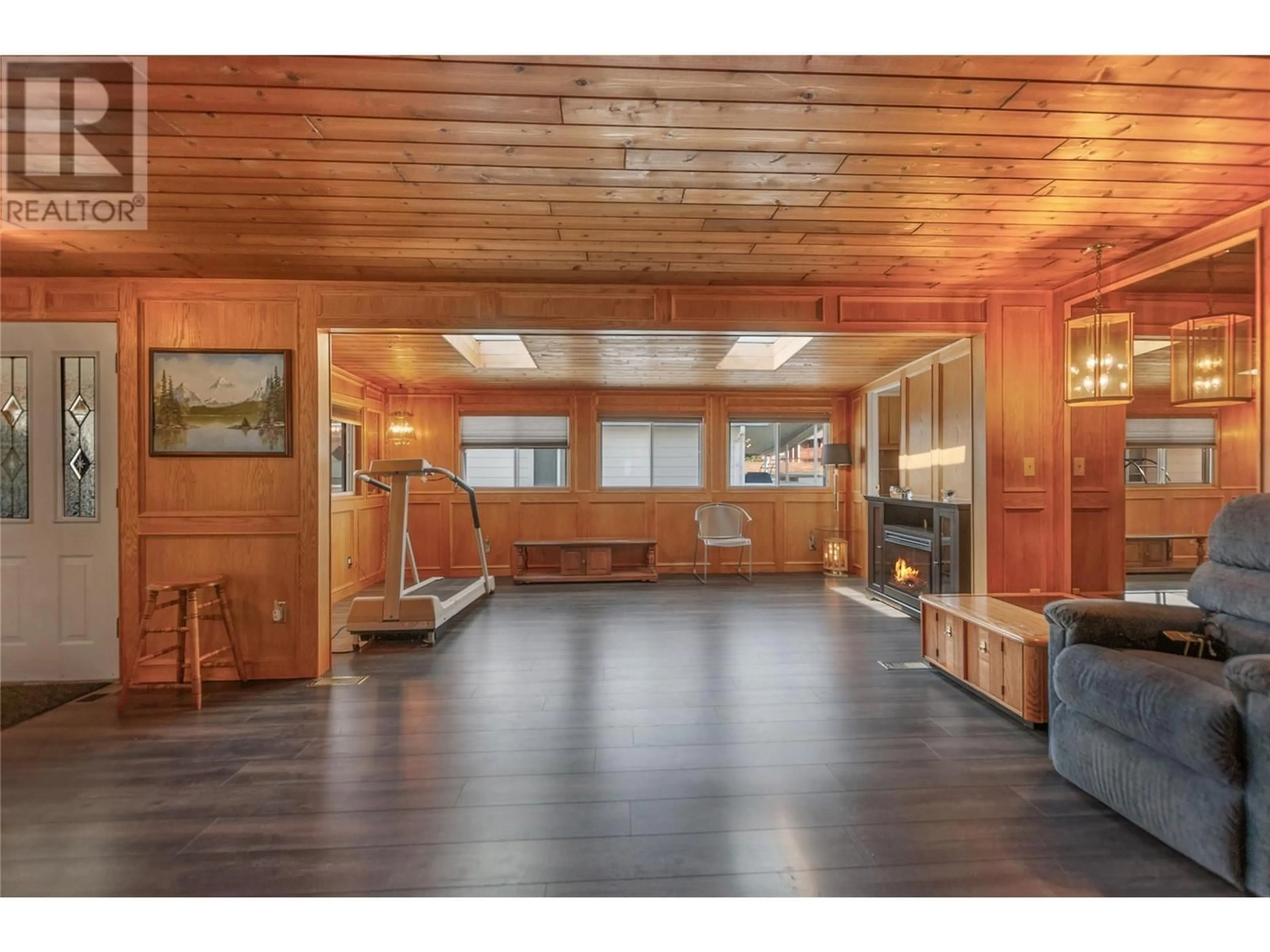 Indoor foyer for 503 - 3105 SOUTH MAIN STREET, Penticton British Columbia V2A7H1
