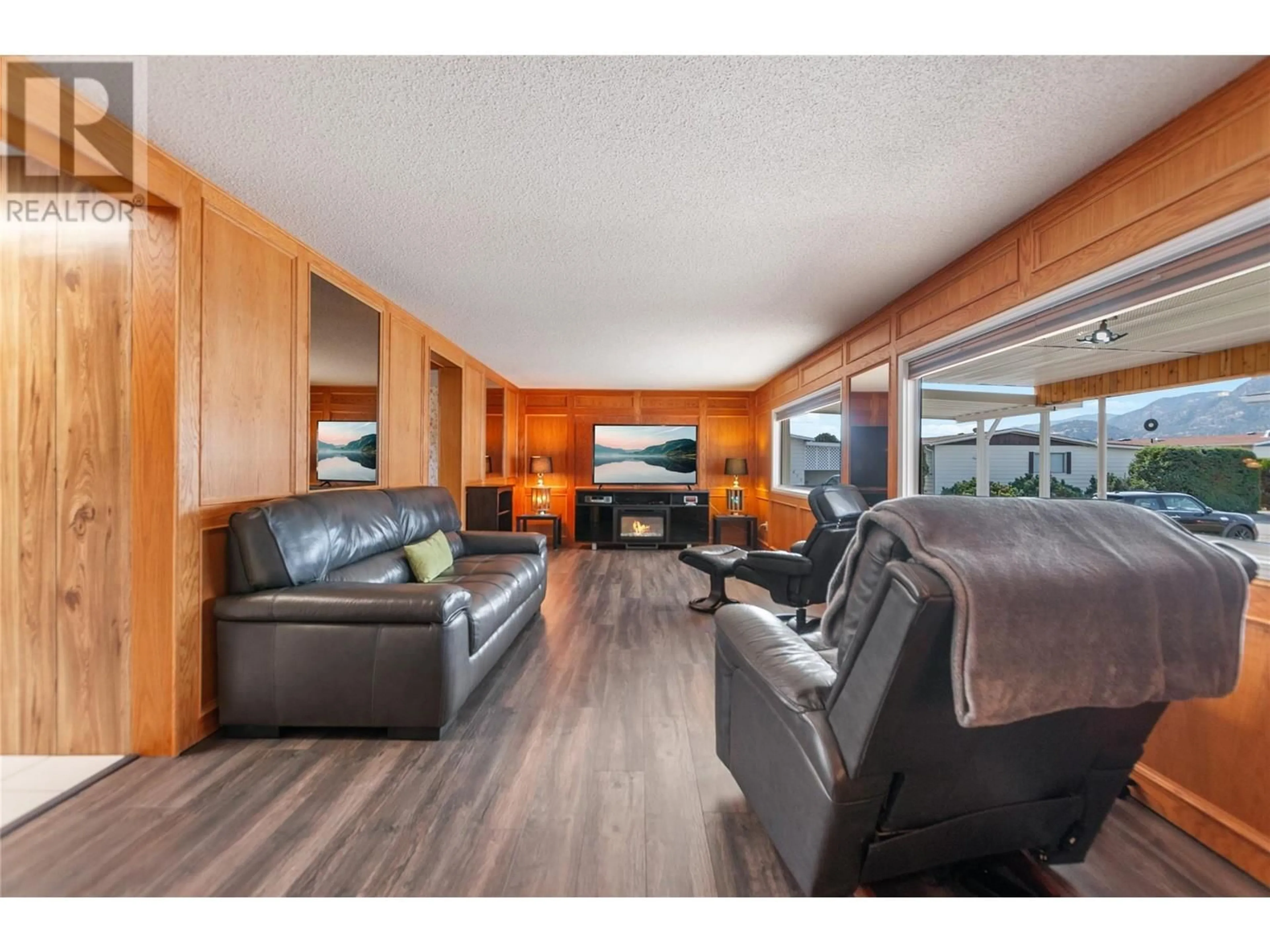 Living room with furniture, wood/laminate floor for 503 - 3105 SOUTH MAIN STREET, Penticton British Columbia V2A7H1