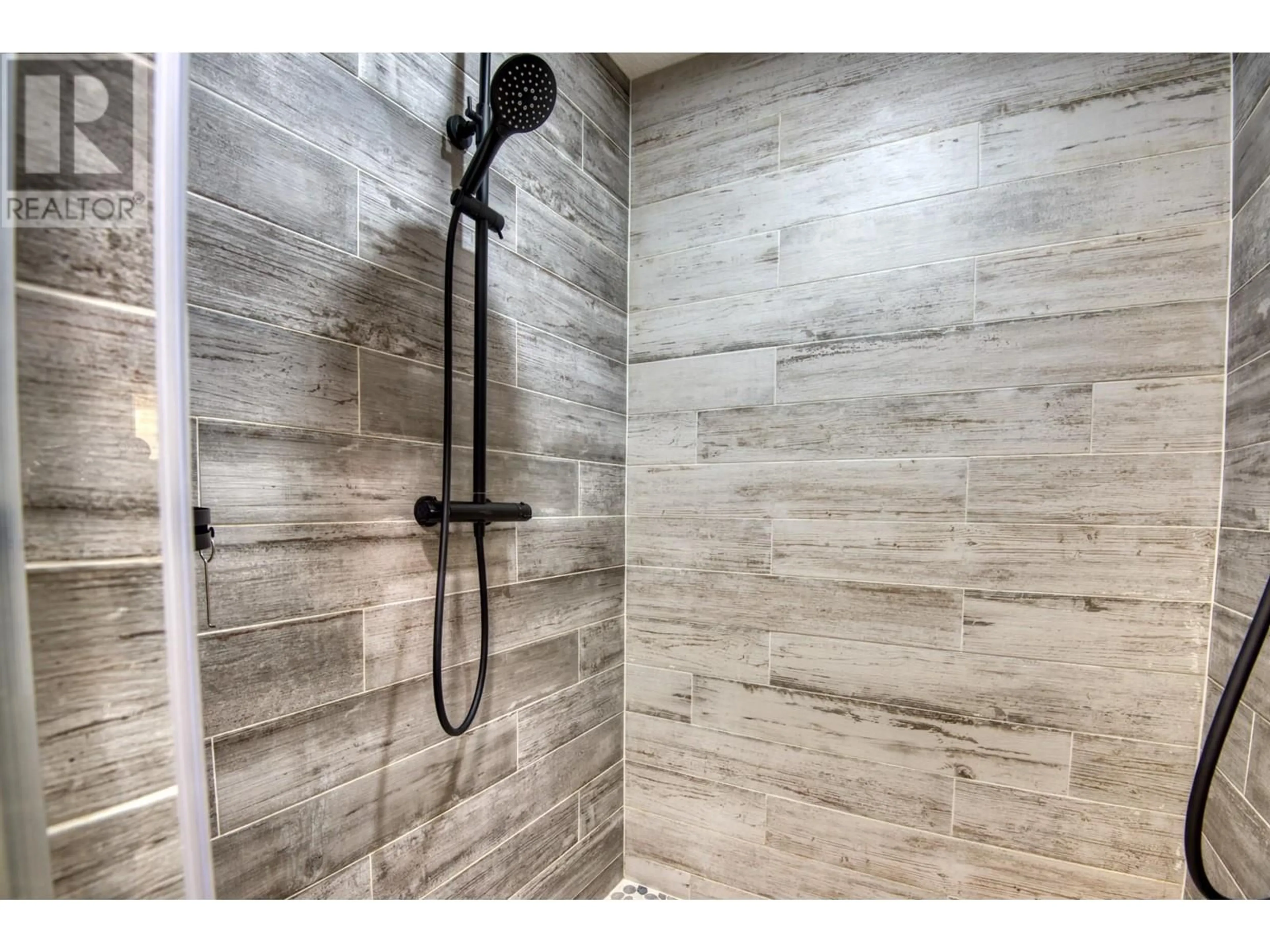Contemporary bathroom, ceramic/tile floor for 9532 HOUGHTON ROAD, Vernon British Columbia V1T2C9