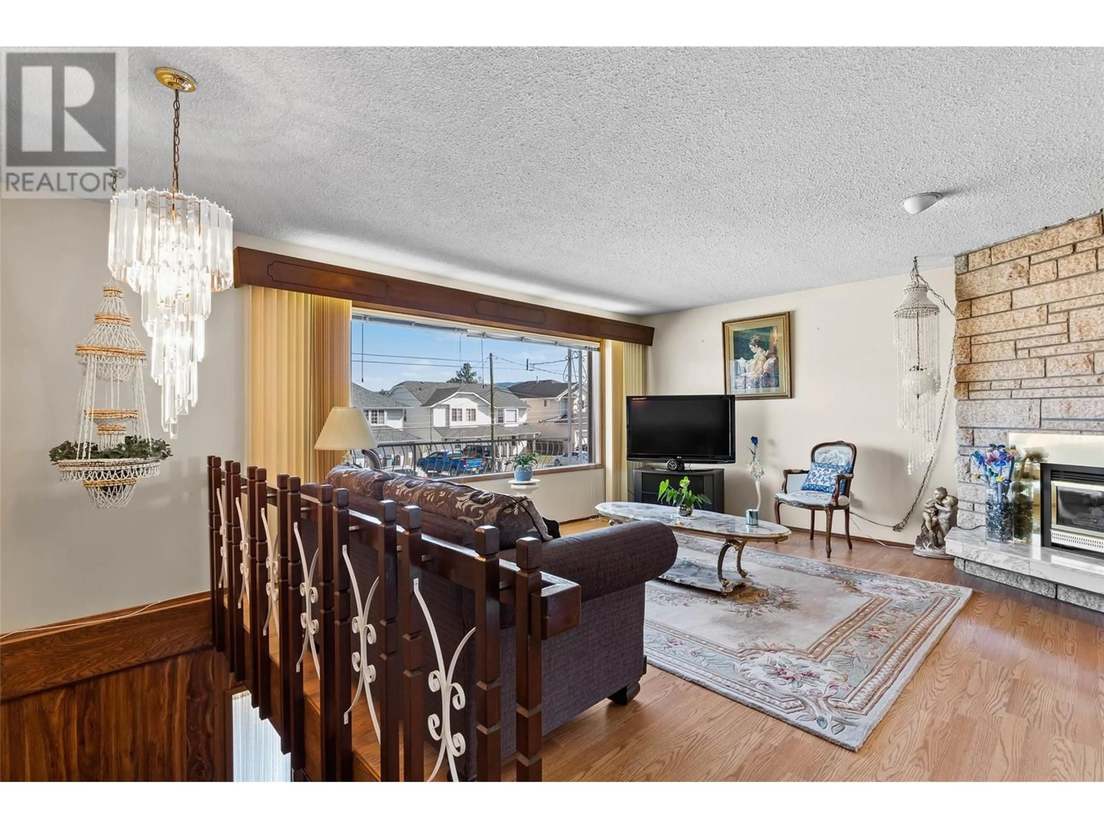 Living room with furniture, unknown for 810 OLLEK STREET, Kamloops British Columbia V2B5A9