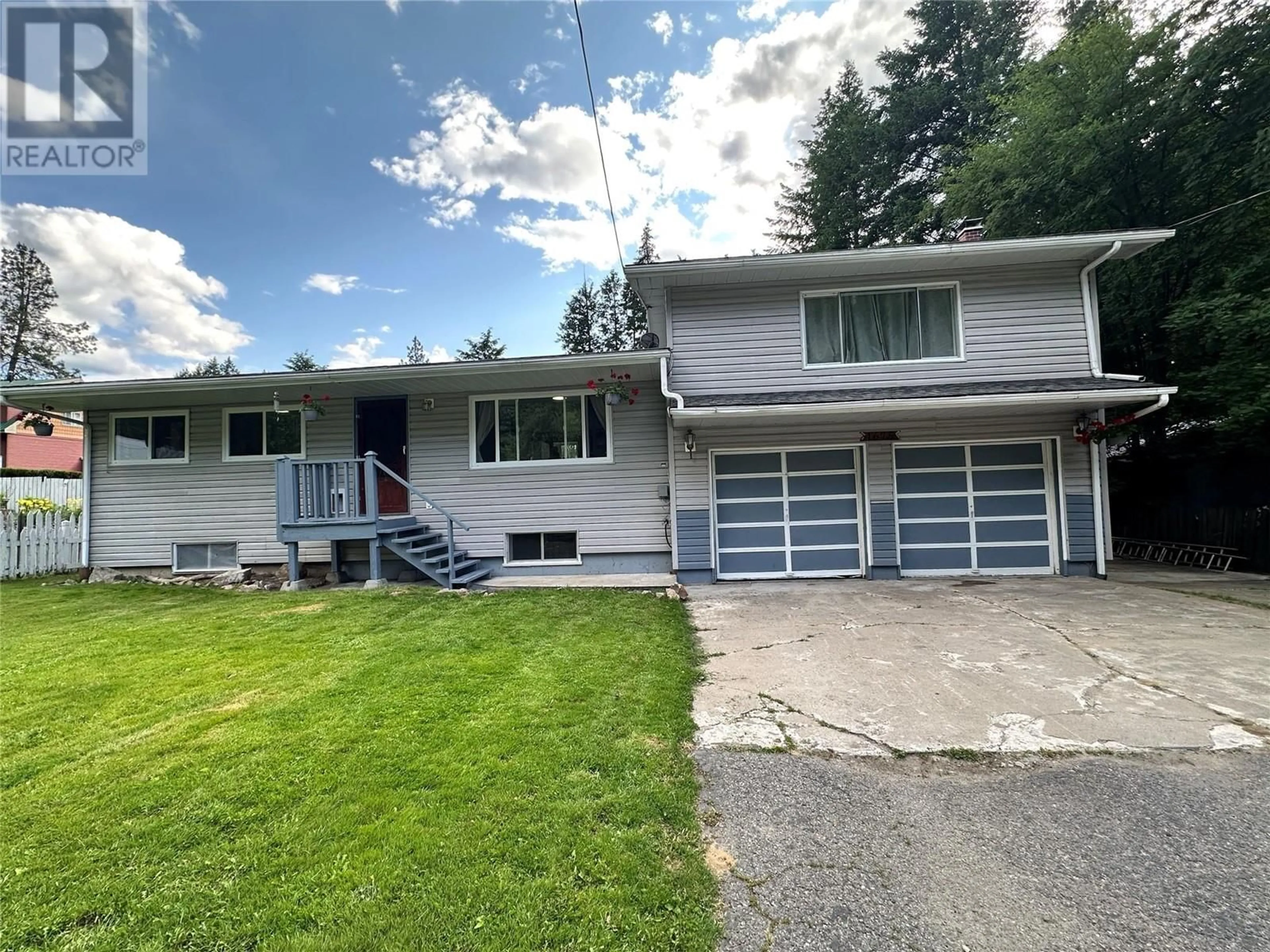 Home with vinyl exterior material, street for 1675 CHANDLER ROAD, Christina Lake British Columbia V0H1E0