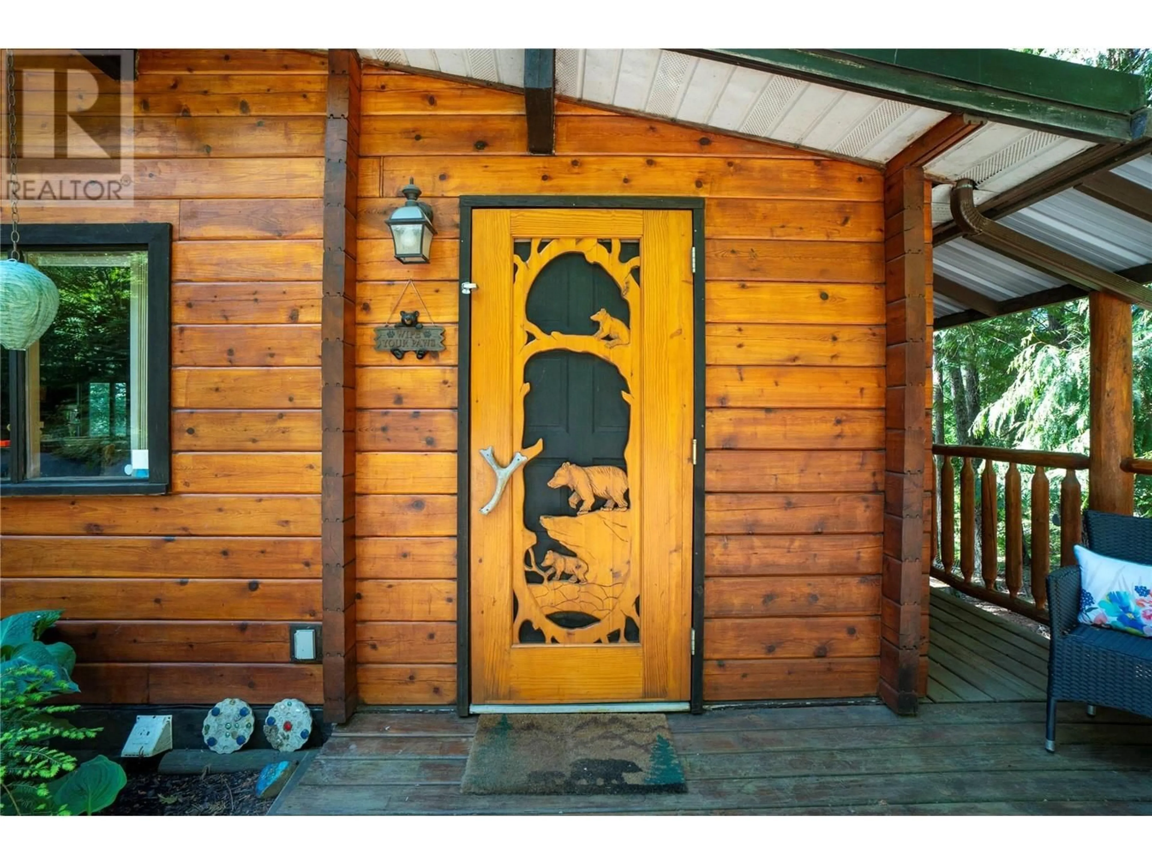 Indoor entryway for 7792 COLUMBIA DRIVE, Anglemont British Columbia V0E1M8