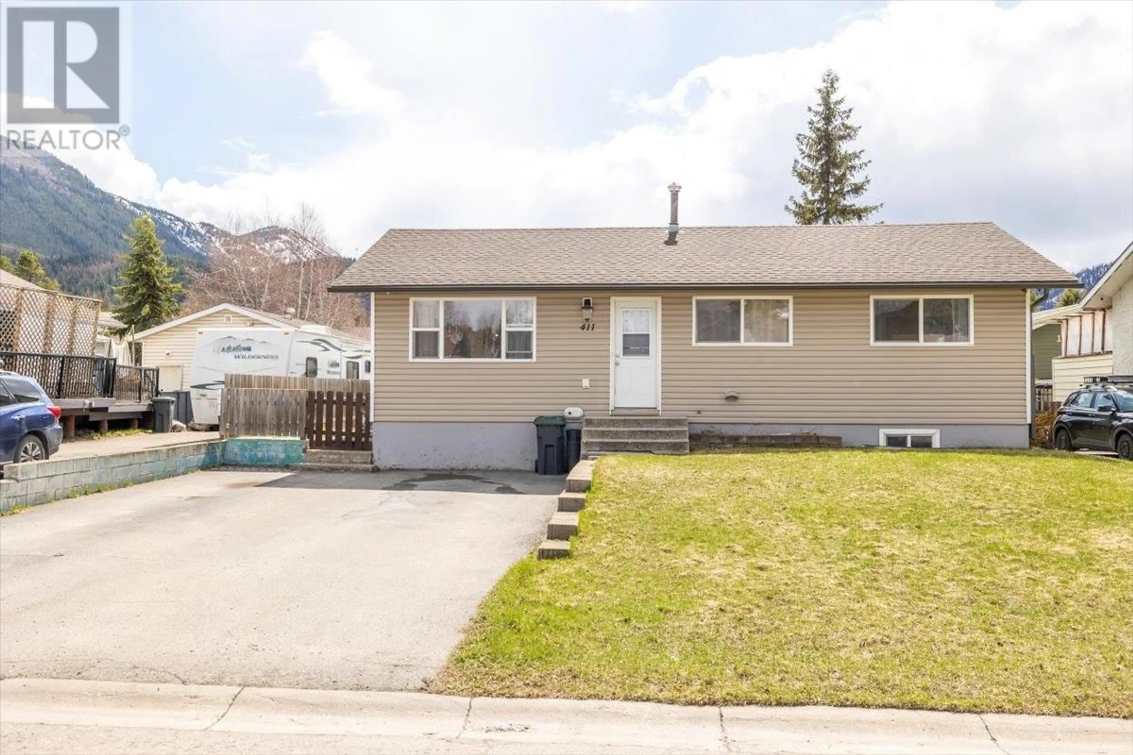 Home with vinyl exterior material, street for 411 WHITE BIRCH CRESCENT, Sparwood British Columbia V0B2G0