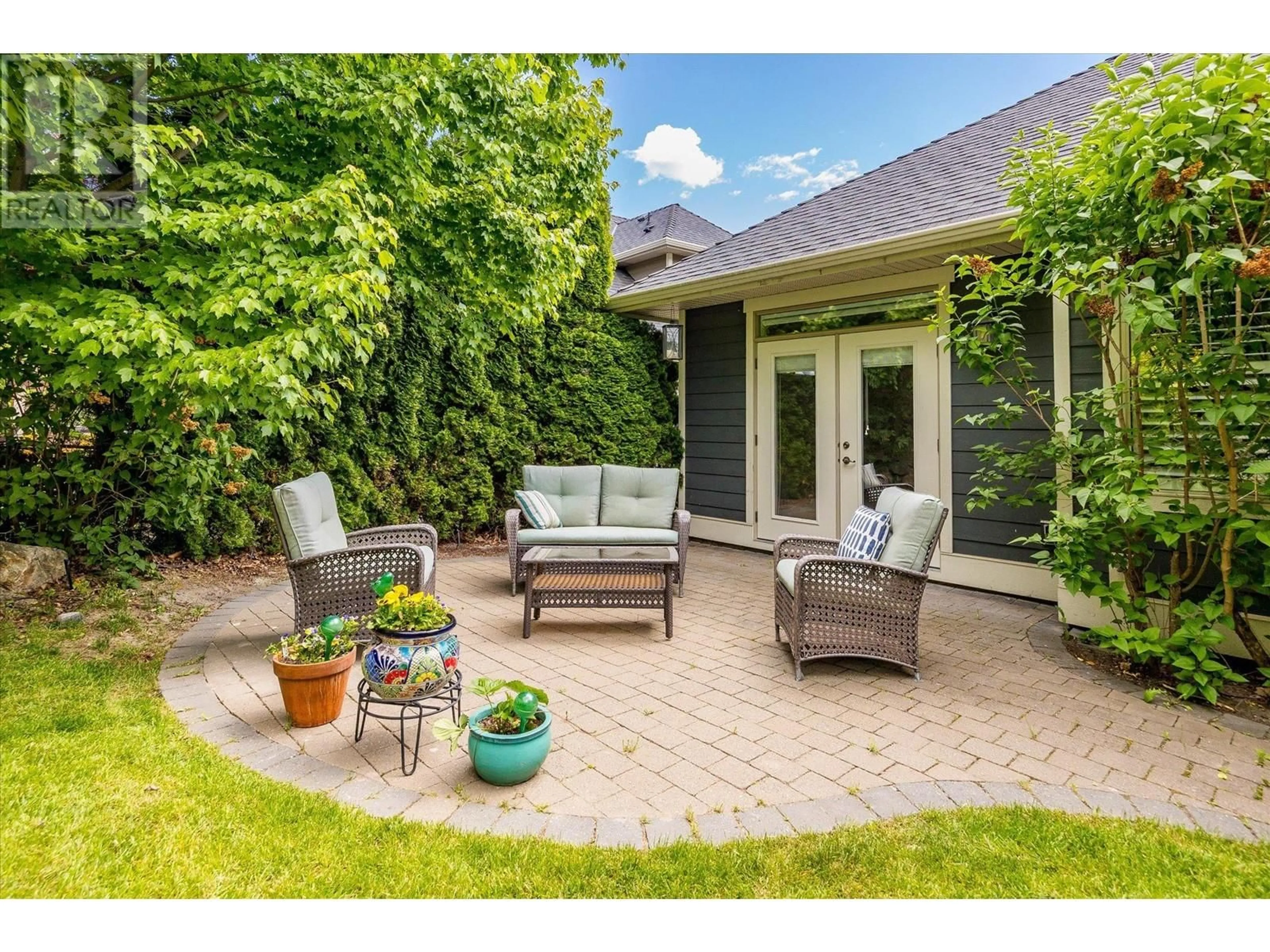 Patio, street for 1940 BEGBIE ROAD, Kelowna British Columbia V1V2X3