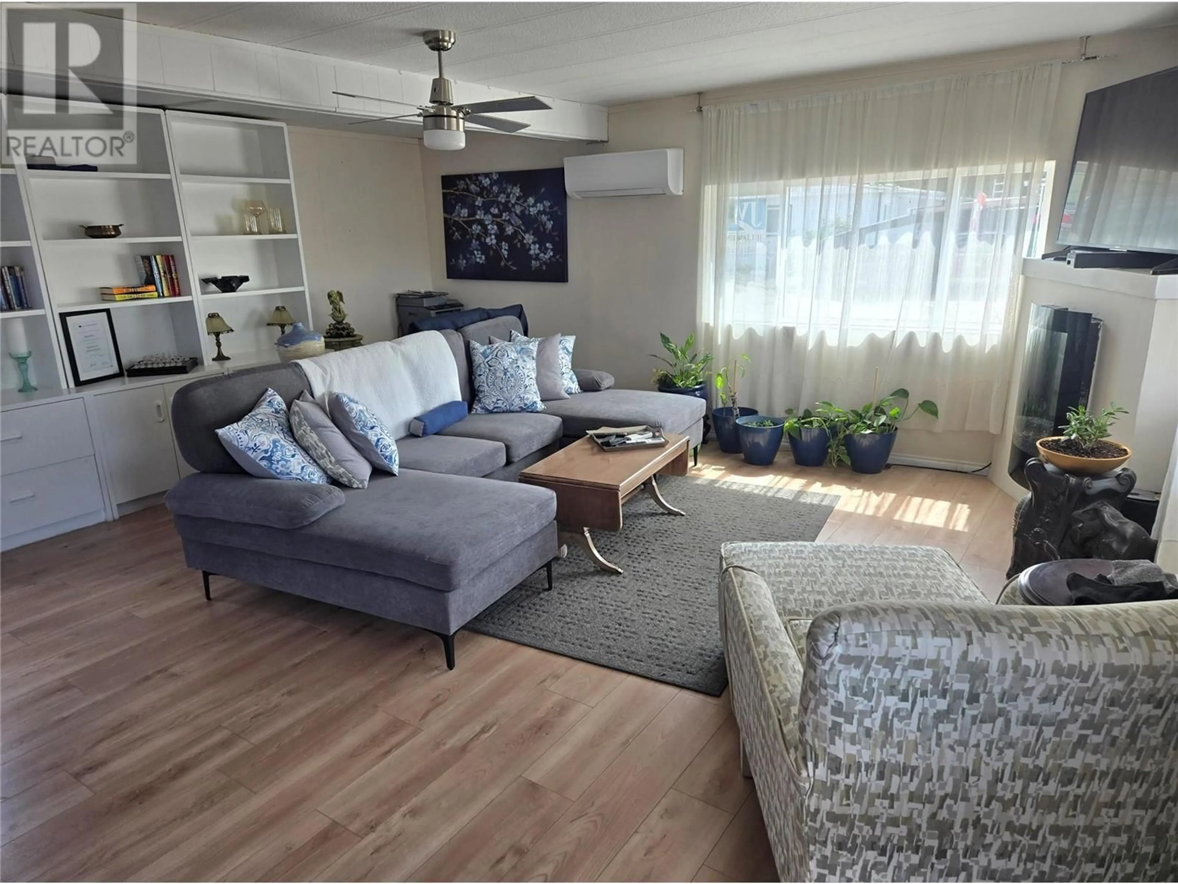 Living room with furniture, wood/laminate floor for 95 - 1133 FINDLAY ROAD, Kelowna British Columbia V1X5A9