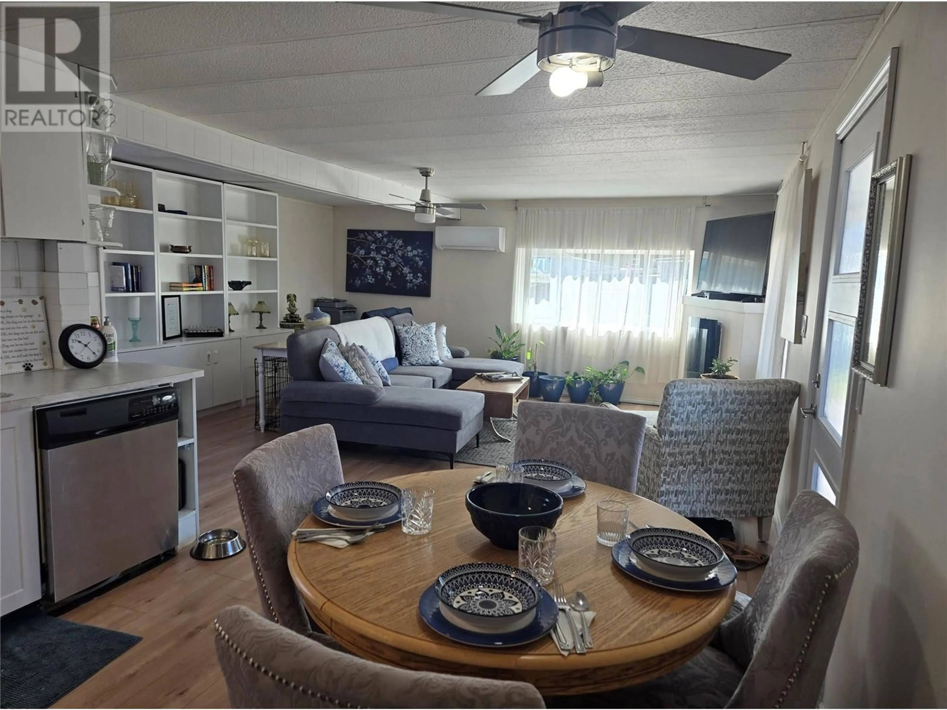 Living room with furniture, wood/laminate floor for 95 - 1133 FINDLAY ROAD, Kelowna British Columbia V1X5A9