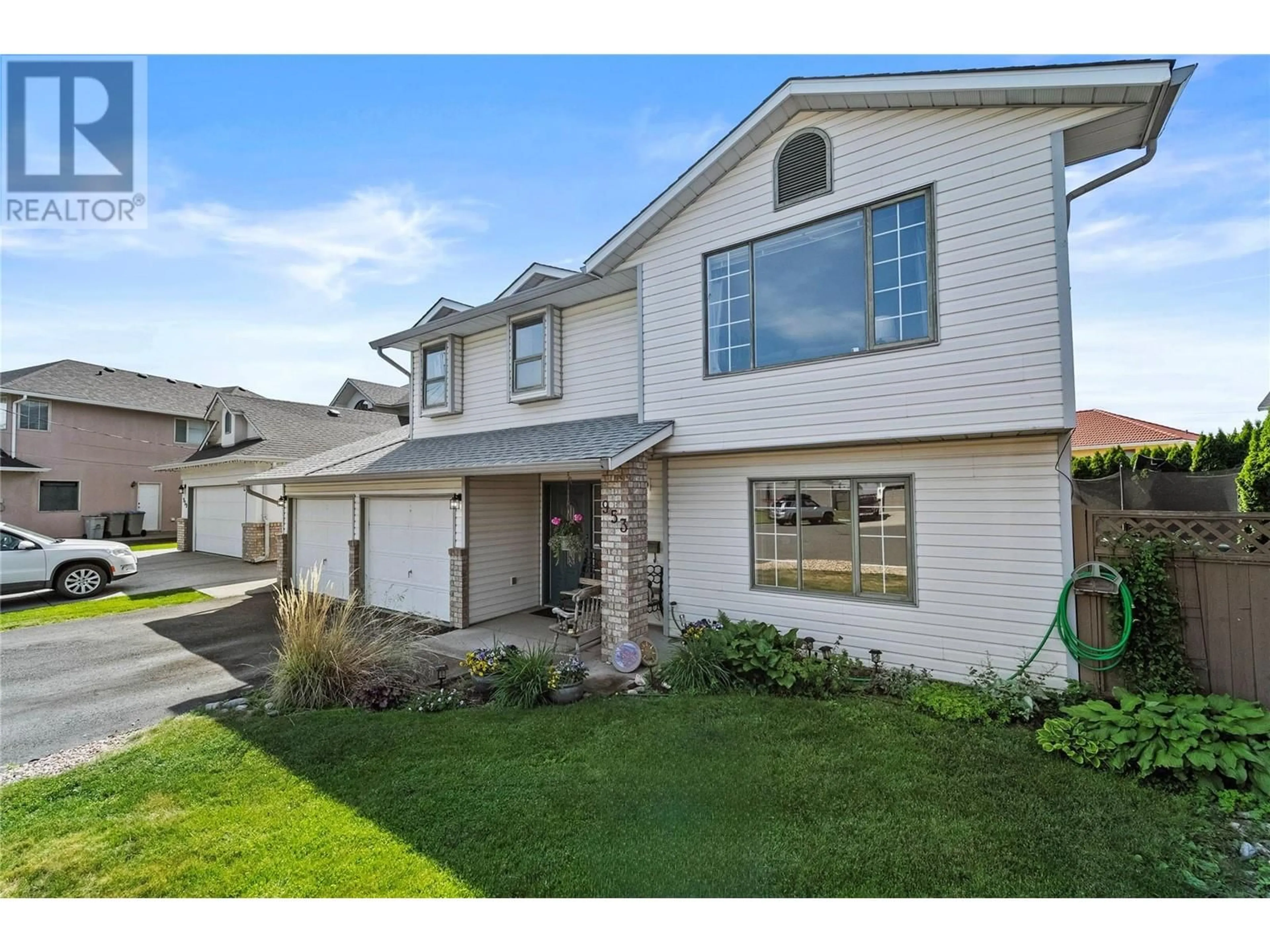 Home with vinyl exterior material, street for 953 LINCOLN COURT, Kamloops British Columbia V2B8K2