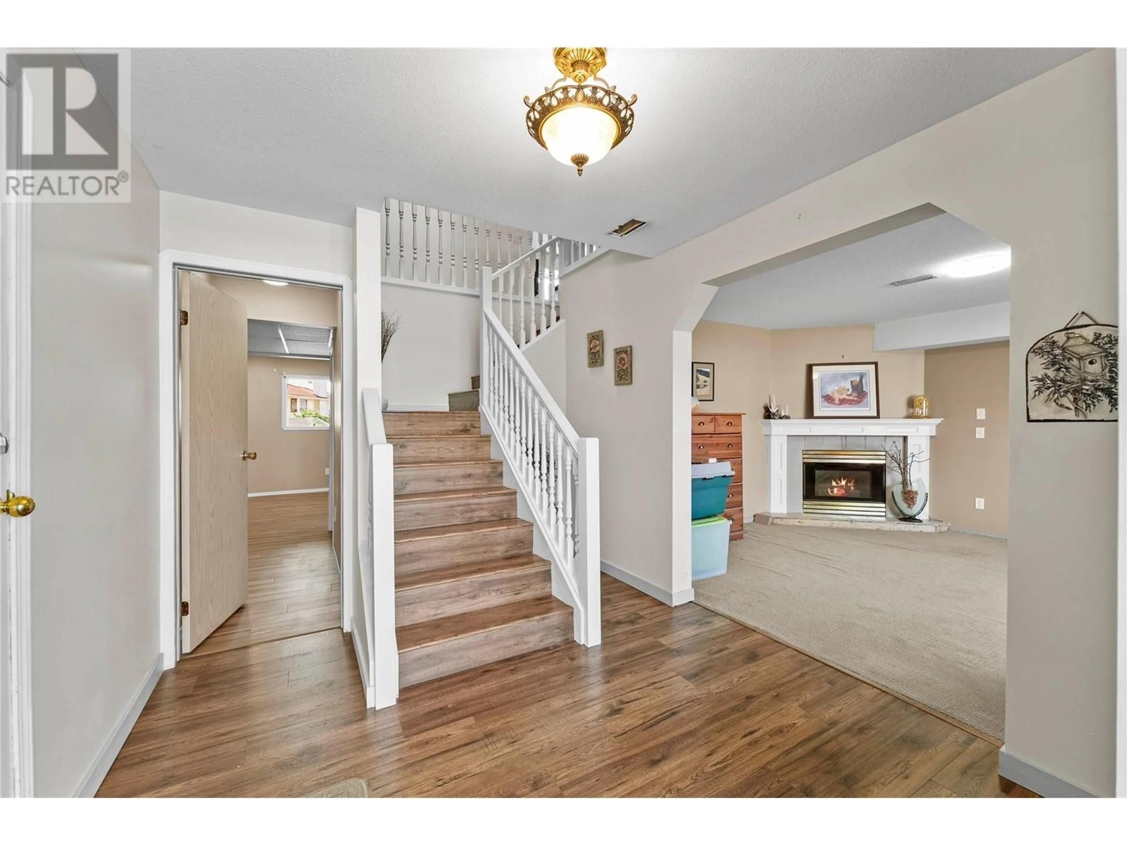 Indoor foyer for 953 LINCOLN COURT, Kamloops British Columbia V2B8K2