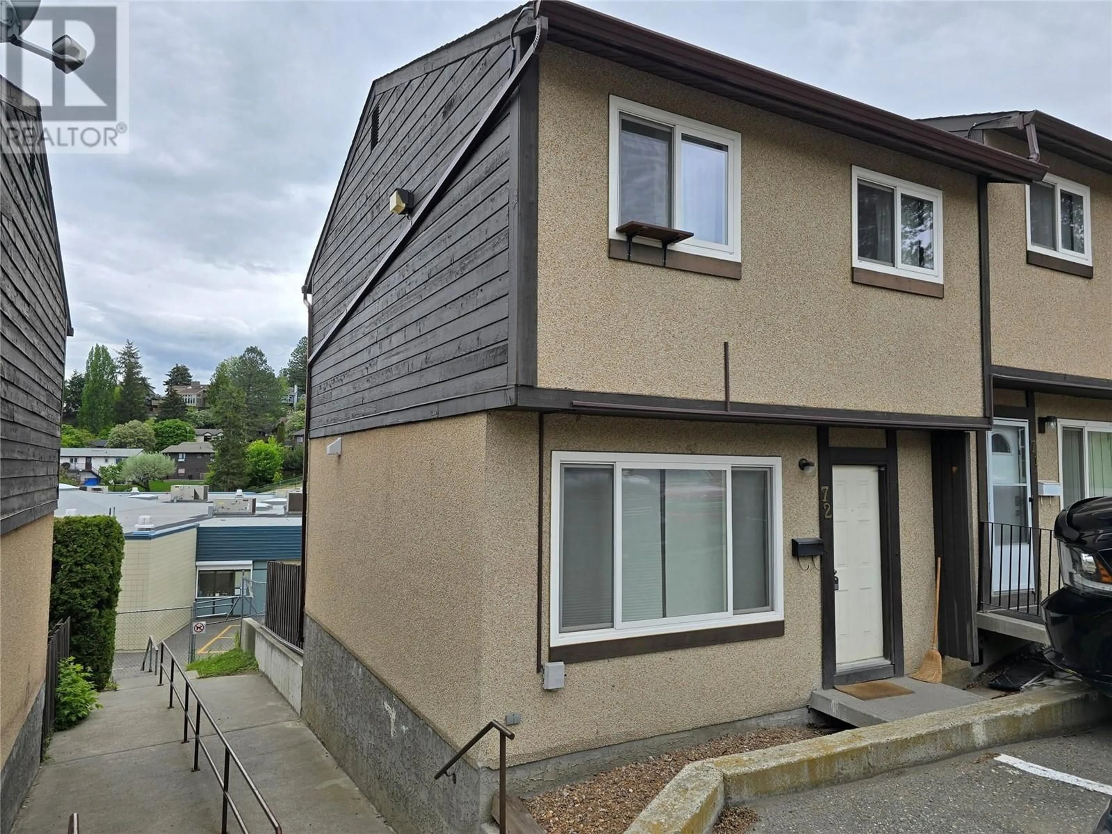 A pic from outside/outdoor area/front of a property/back of a property/a pic from drone, street for 72 - 1605 SUMMIT DRIVE, Kamloops British Columbia V2E2A5