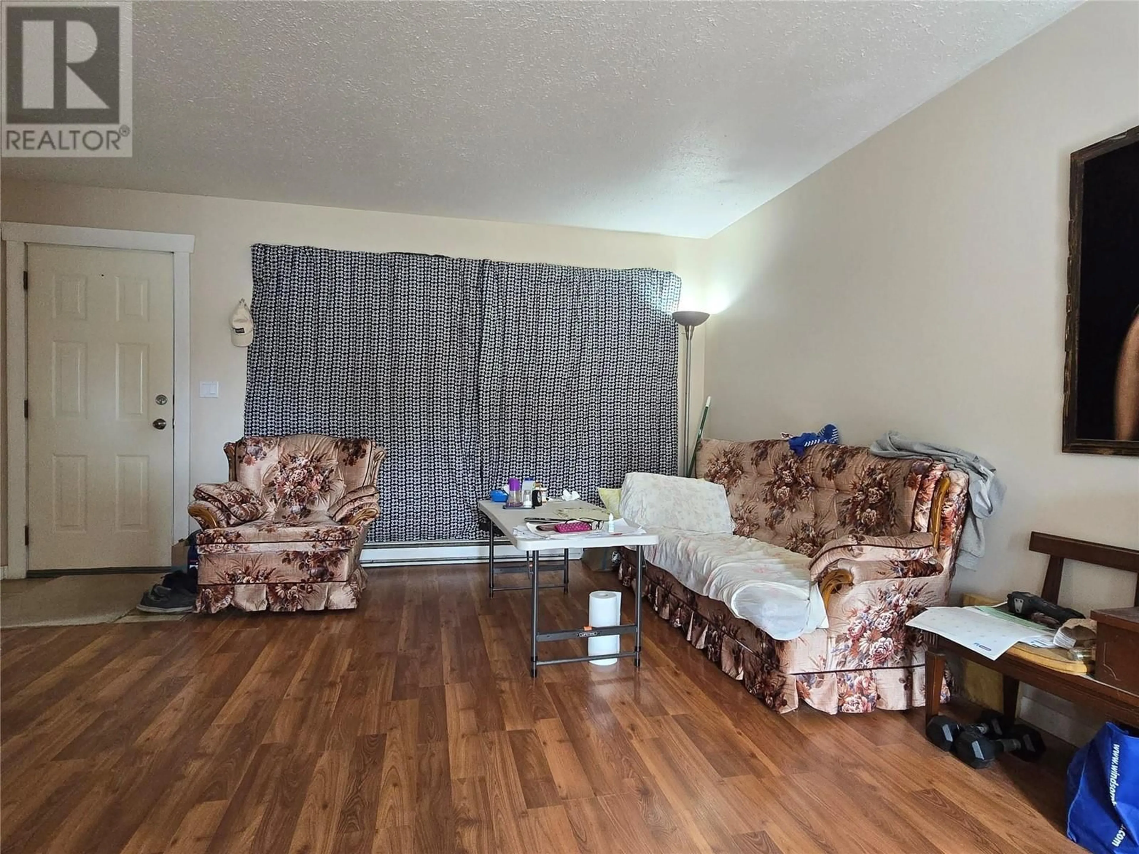Living room with furniture, wood/laminate floor for 72 - 1605 SUMMIT DRIVE, Kamloops British Columbia V2E2A5