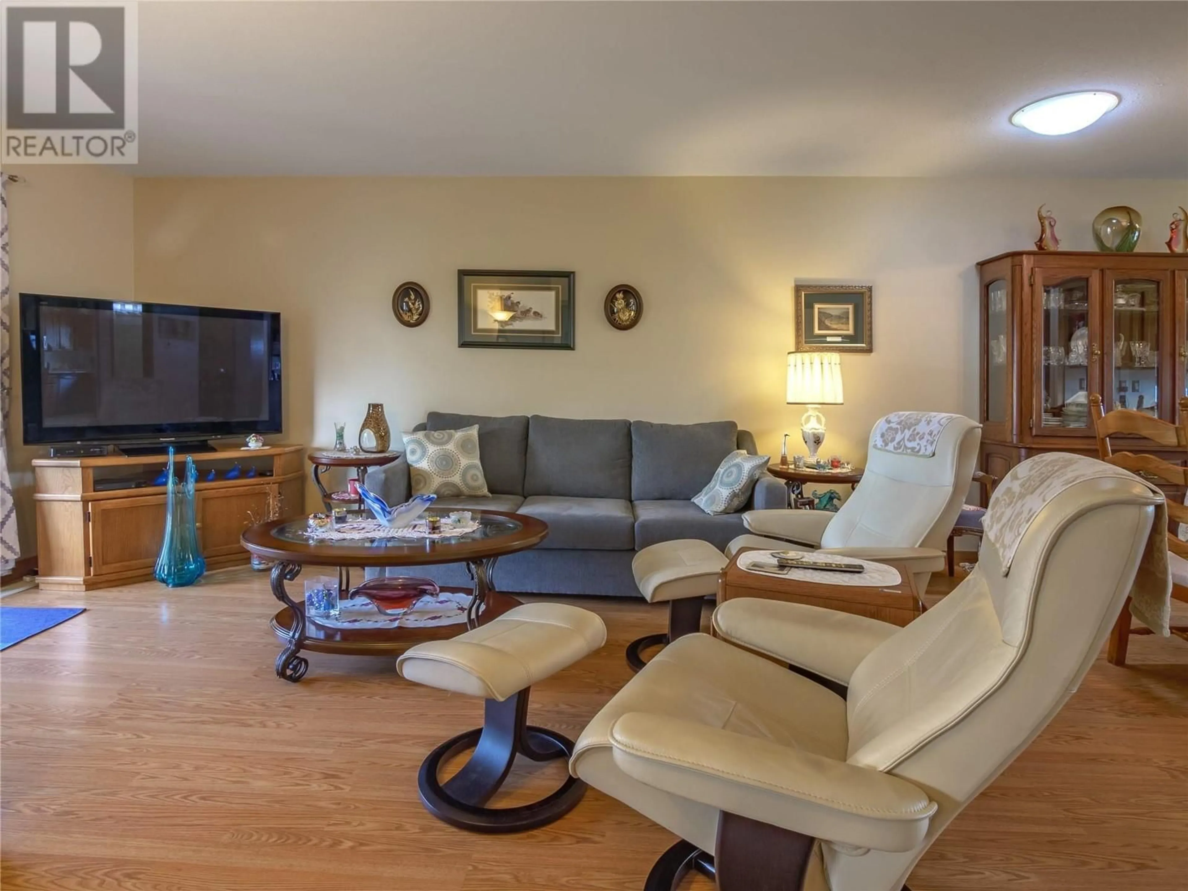 Living room with furniture, wood/laminate floor for 111 - 2445 SOUTH MAIN STREET, Penticton British Columbia V2A5J1