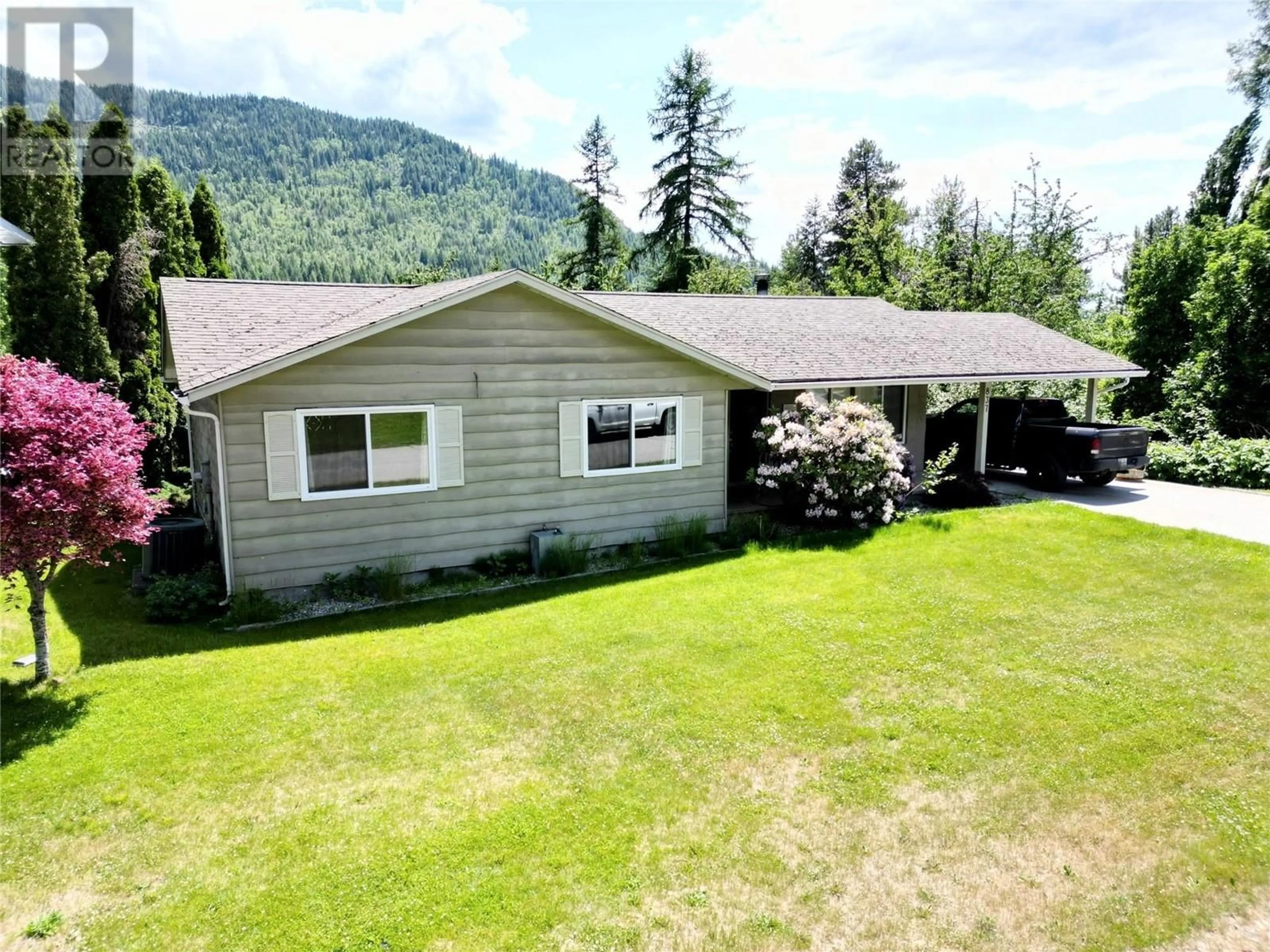 A pic from outside/outdoor area/front of a property/back of a property/a pic from drone, mountain view for 837 9TH STREET, Montrose British Columbia V0G1P0
