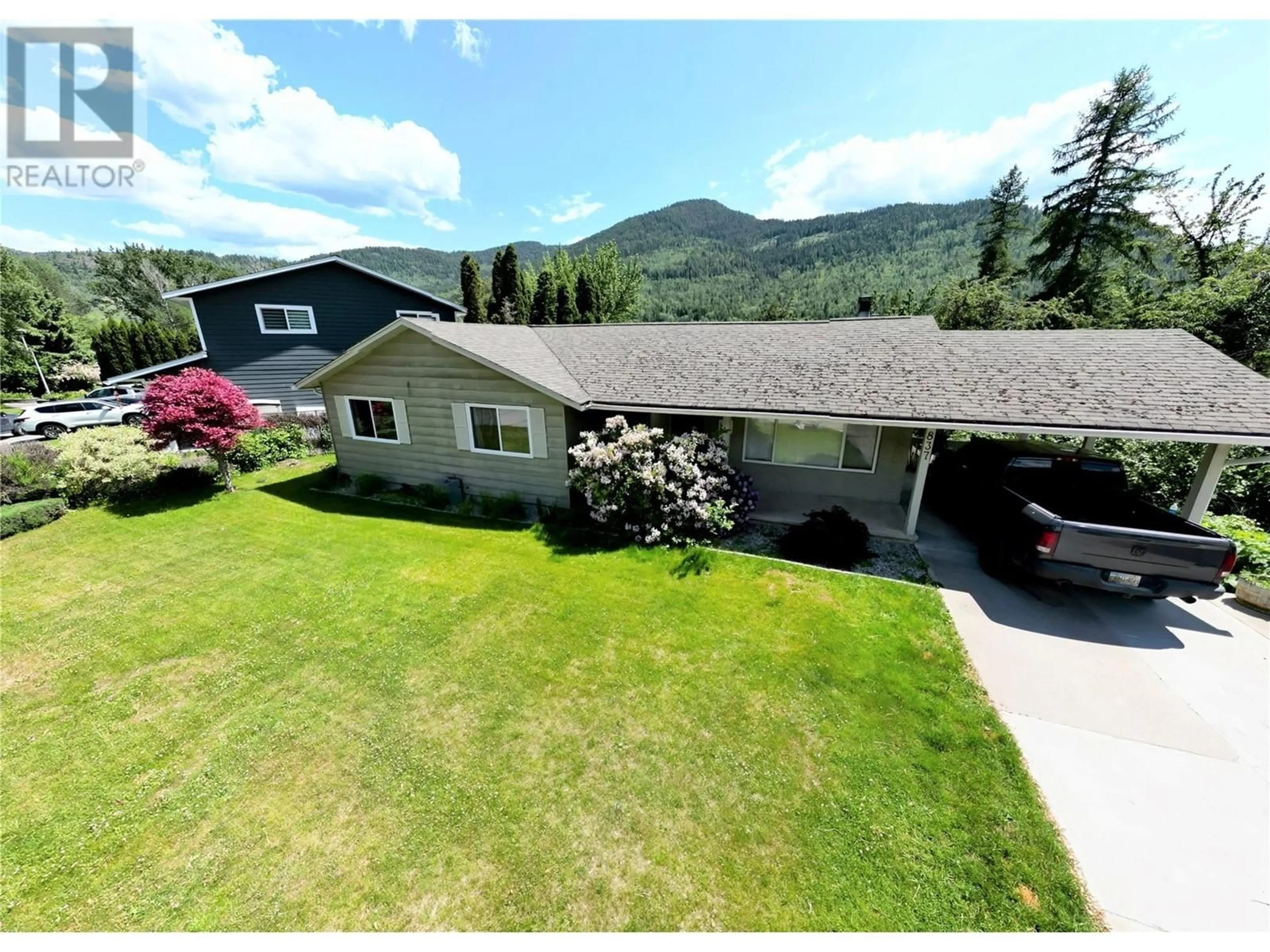 A pic from outside/outdoor area/front of a property/back of a property/a pic from drone, mountain view for 837 9TH STREET, Montrose British Columbia V0G1P0