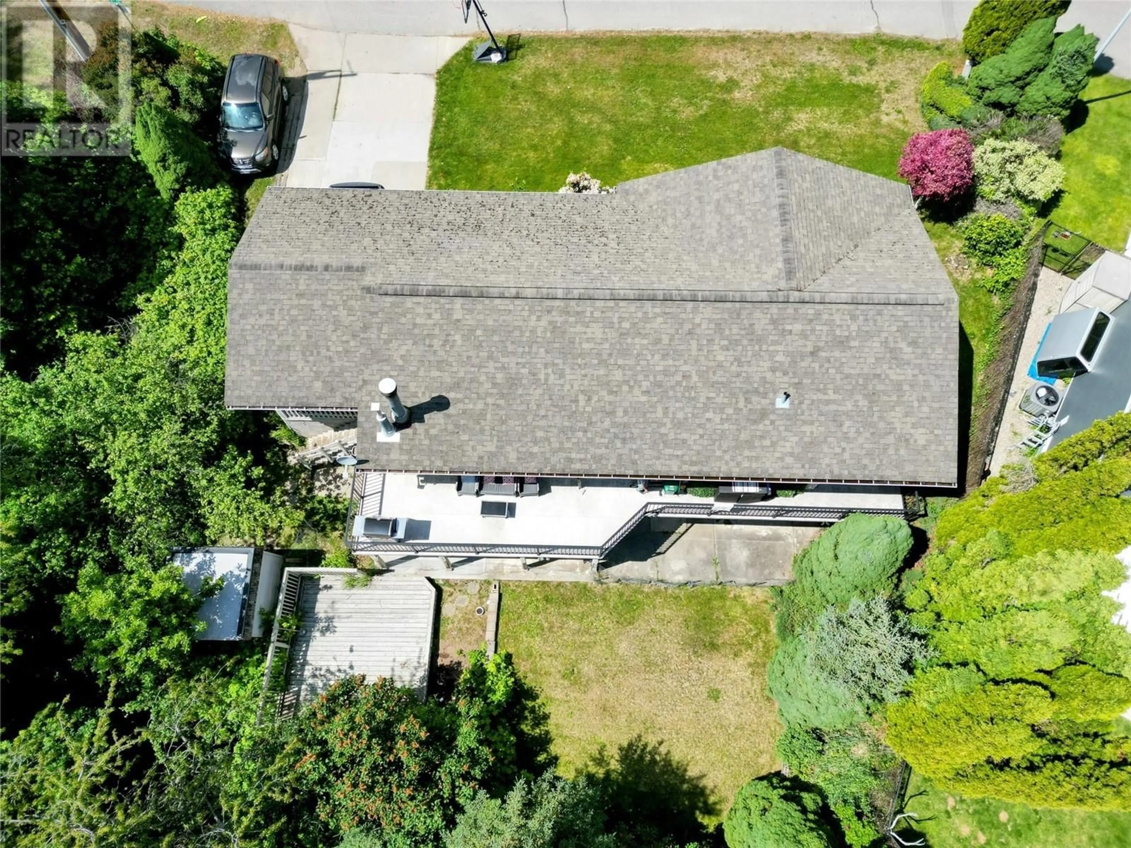 A pic from outside/outdoor area/front of a property/back of a property/a pic from drone, street for 837 9TH STREET, Montrose British Columbia V0G1P0