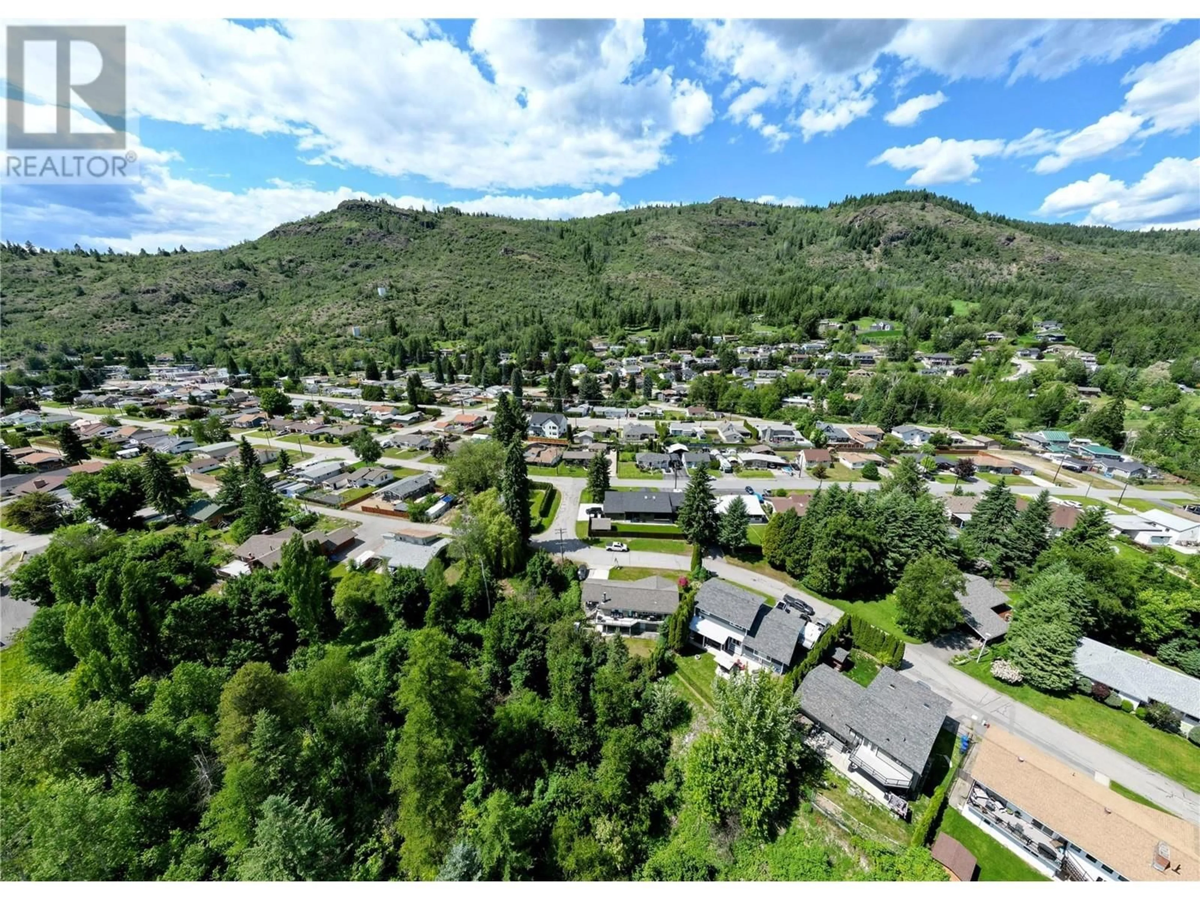 A pic from outside/outdoor area/front of a property/back of a property/a pic from drone, mountain view for 837 9TH STREET, Montrose British Columbia V0G1P0