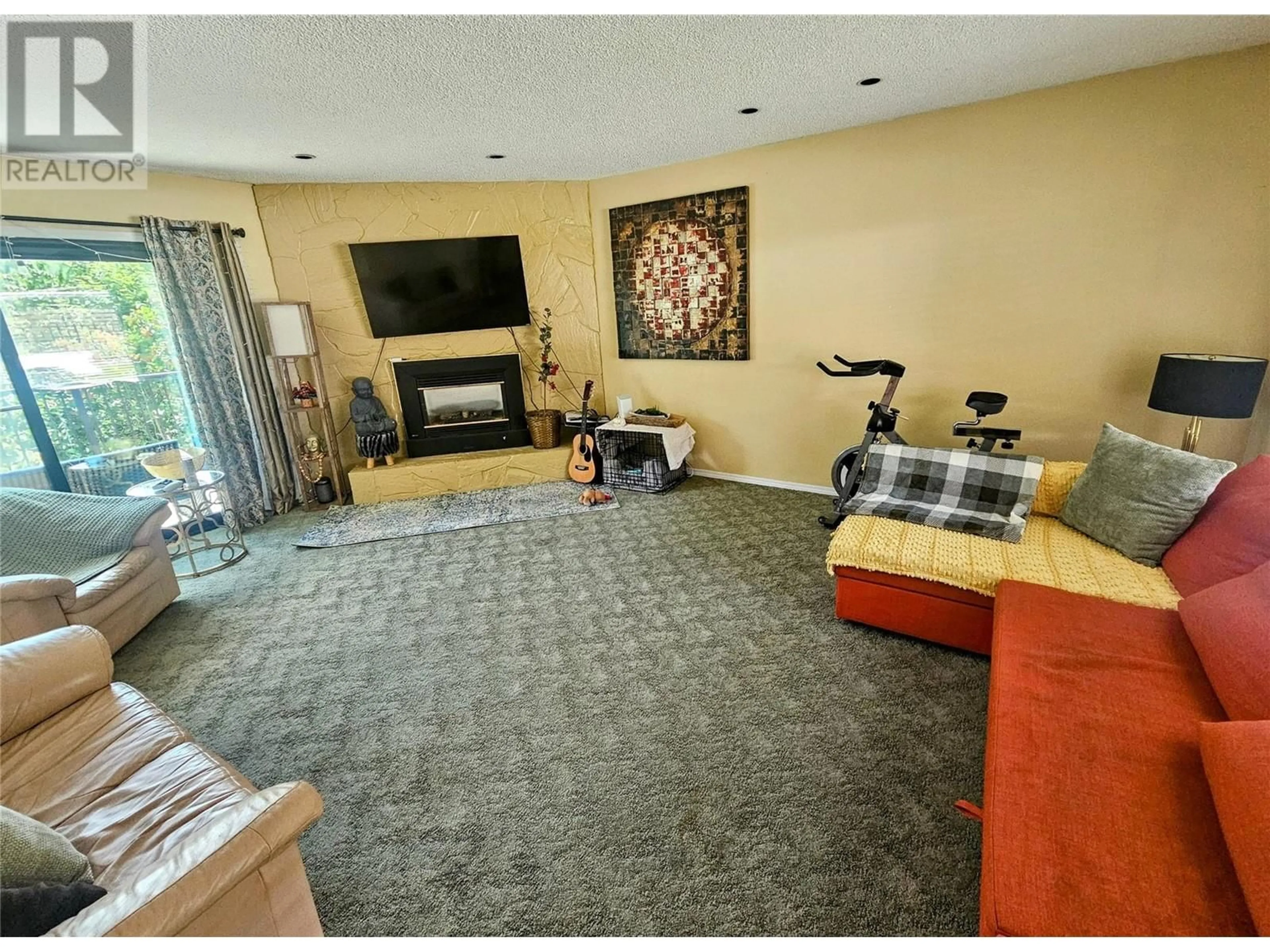 Living room with furniture, carpet floor for 837 9TH STREET, Montrose British Columbia V0G1P0