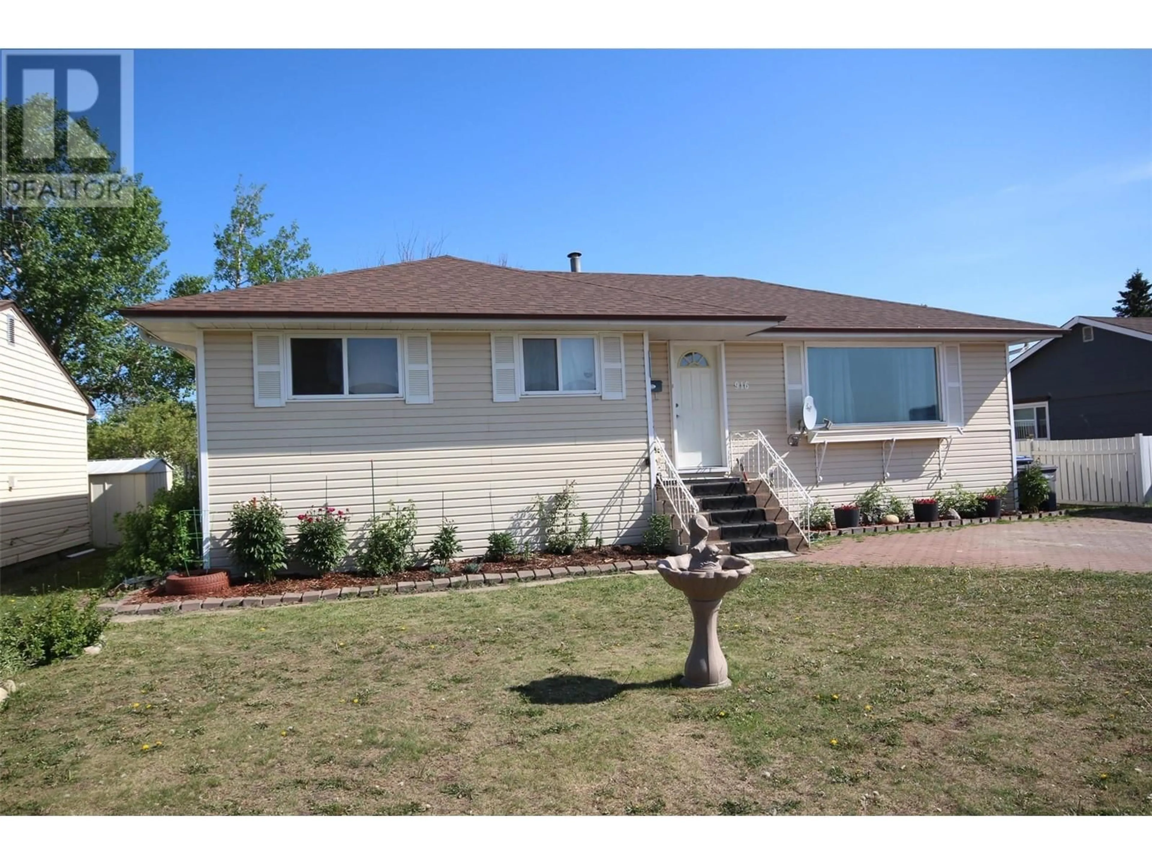 Home with vinyl exterior material, street for 916 112 AVENUE, Dawson Creek British Columbia V1G2Y3