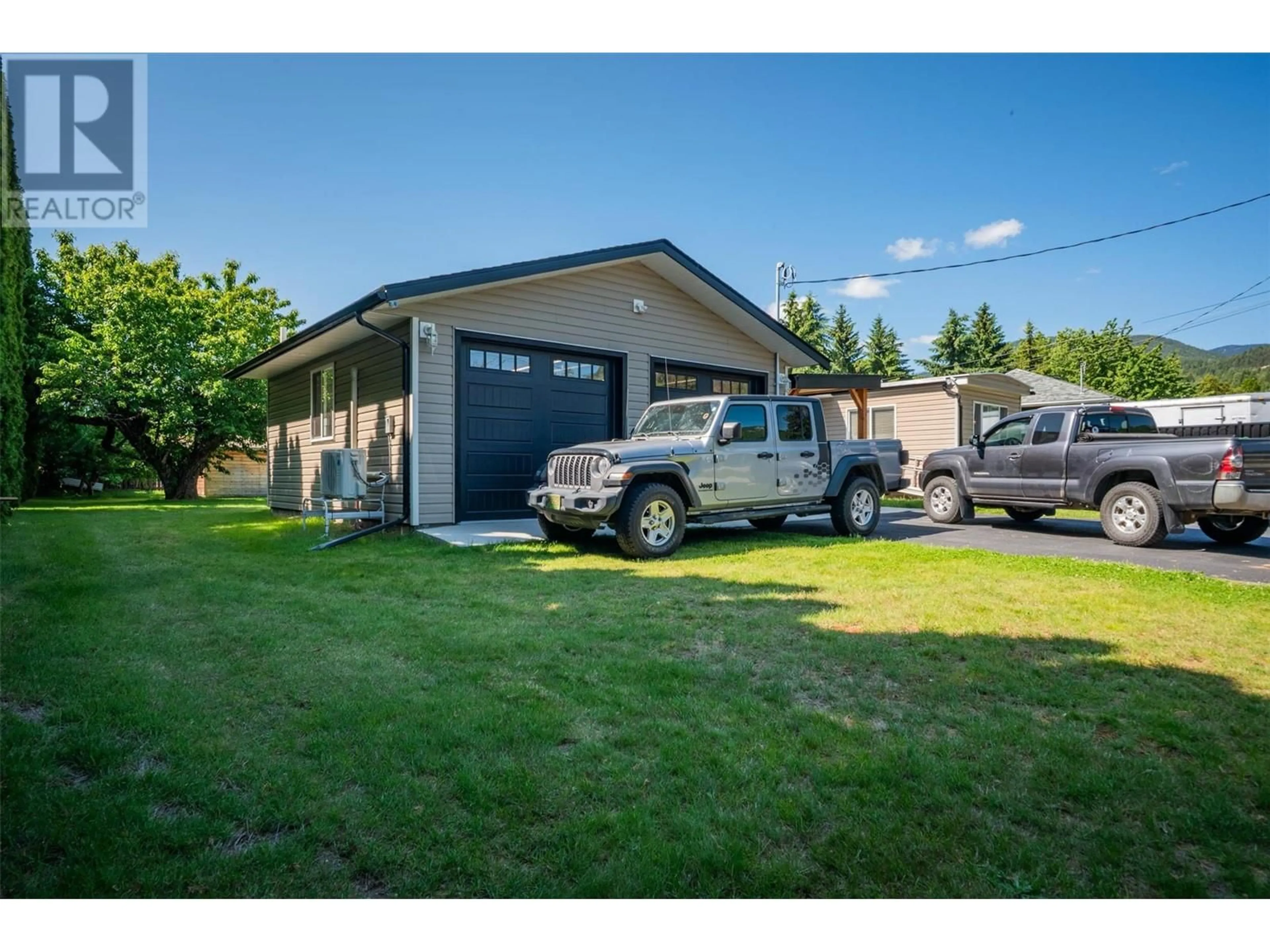 Indoor garage for 522 105TH STREET, Castlegar British Columbia V1N3G8