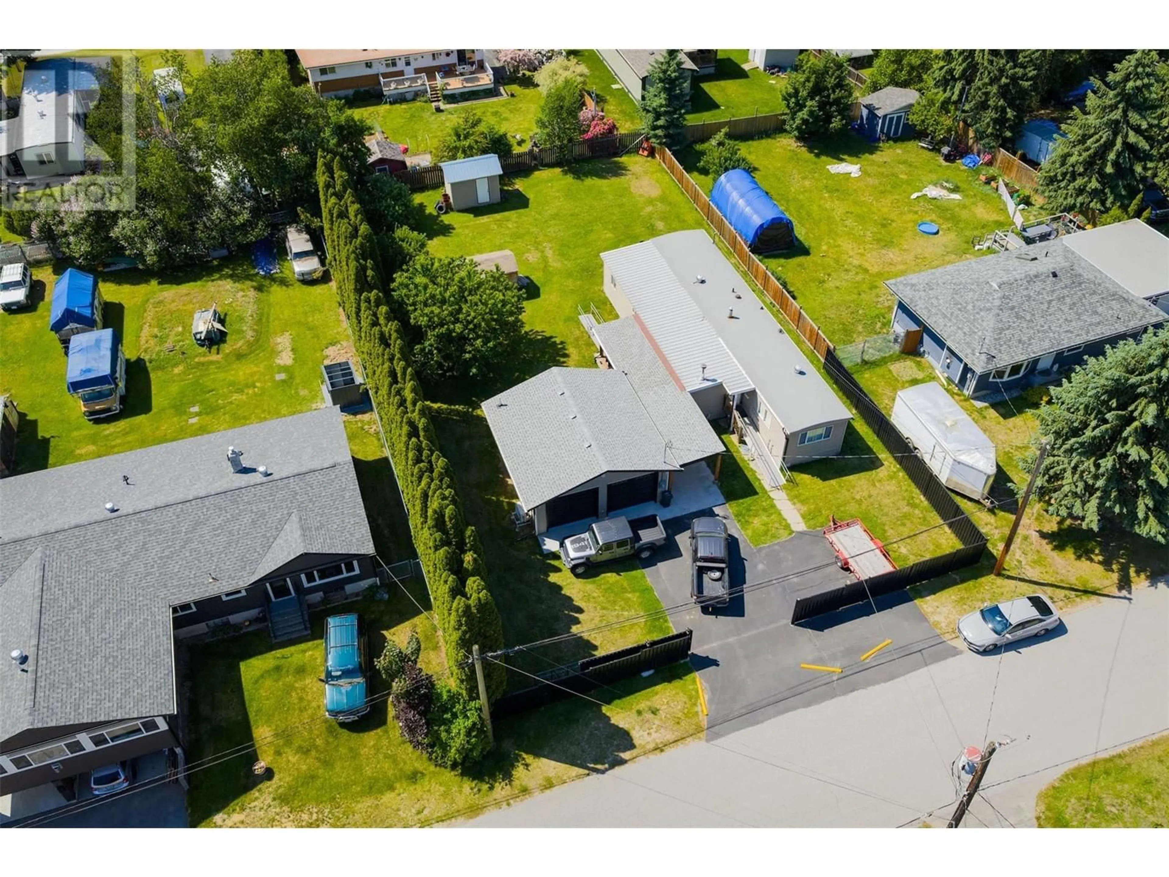 A pic from outside/outdoor area/front of a property/back of a property/a pic from drone, street for 522 105TH STREET, Castlegar British Columbia V1N3G8