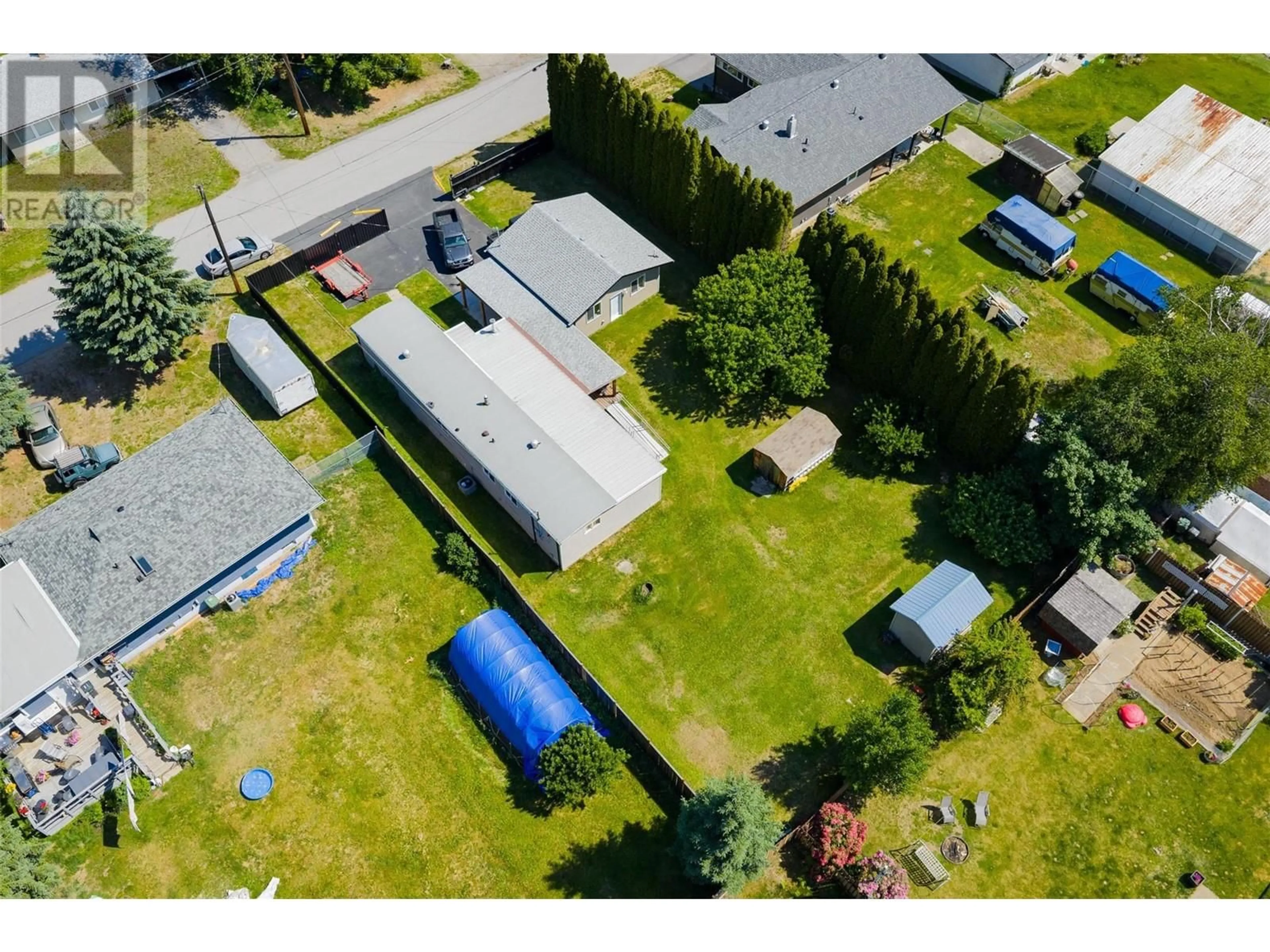 A pic from outside/outdoor area/front of a property/back of a property/a pic from drone, street for 522 105TH STREET, Castlegar British Columbia V1N3G8
