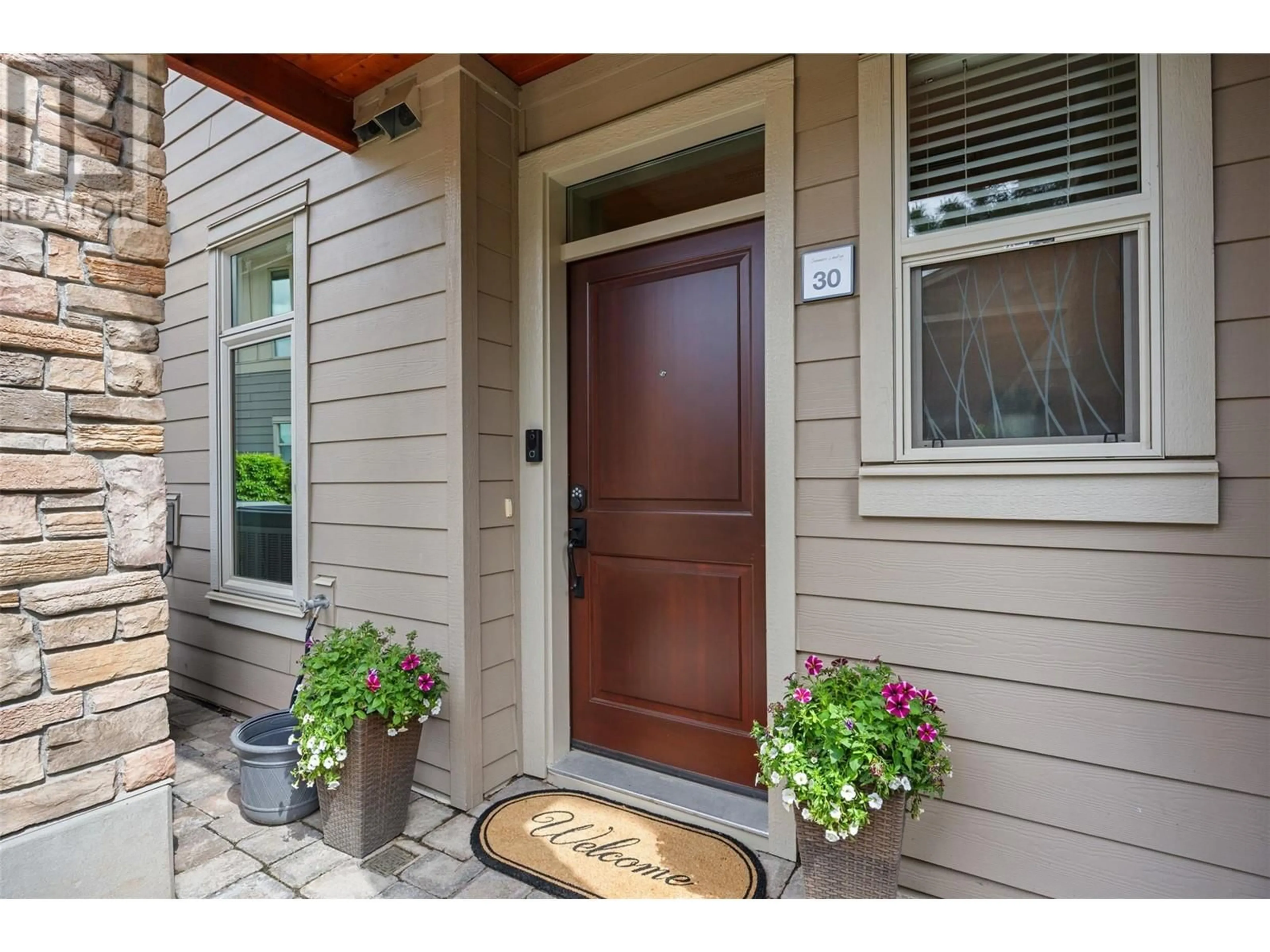 Indoor entryway for 30 - 130 COLEBROOK ROAD, Kamloops British Columbia V1S0B4