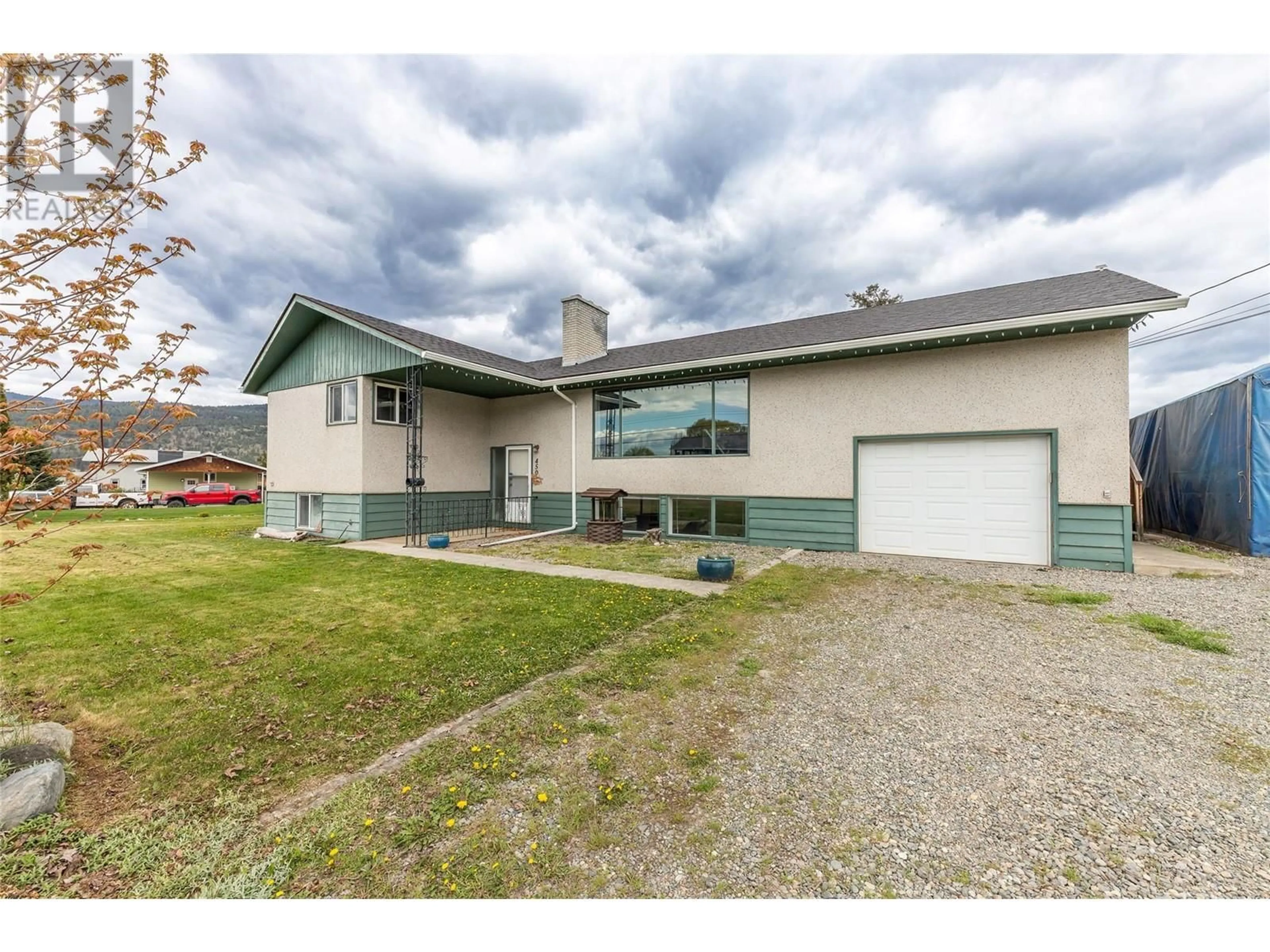 Home with vinyl exterior material, street for 450 STATION ROAD, Kamloops British Columbia V2H0B5
