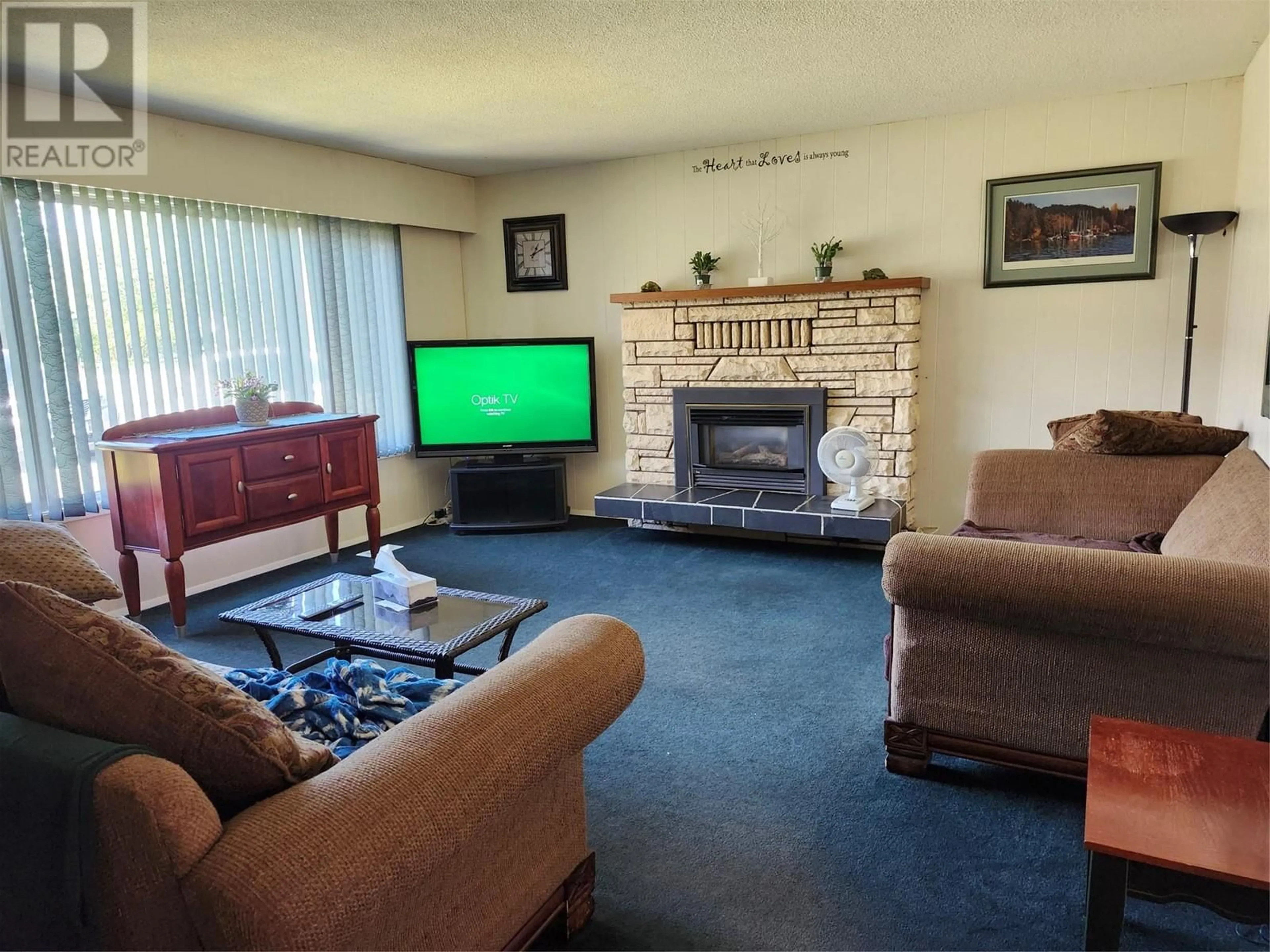 Living room with furniture, carpet floor for 6453 PARK DRIVE, Oliver British Columbia V0H1T3
