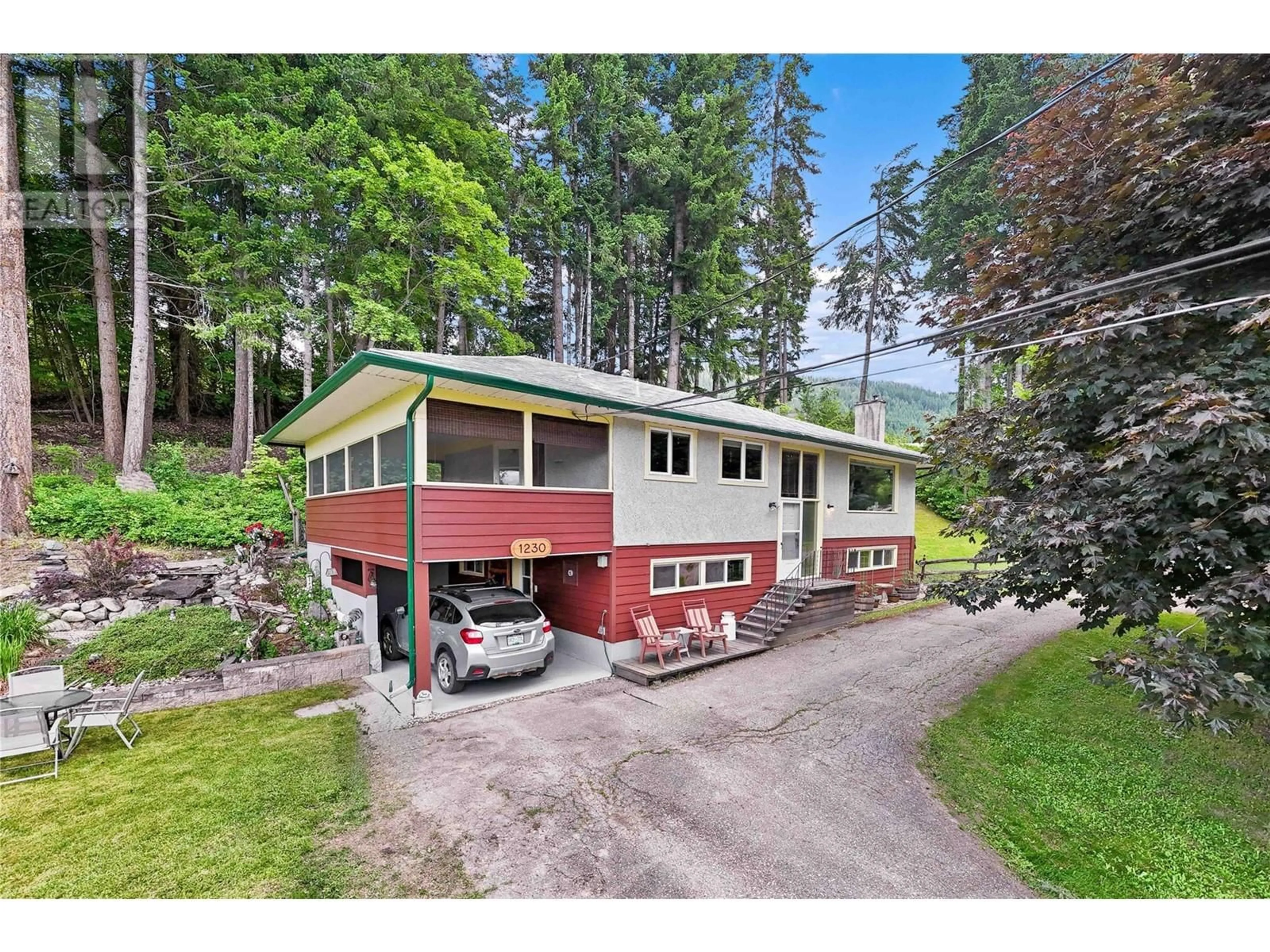 A pic from outside/outdoor area/front of a property/back of a property/a pic from drone, unknown for 1230 1 STREET SOUTHEAST, Salmon Arm British Columbia V1E1J3