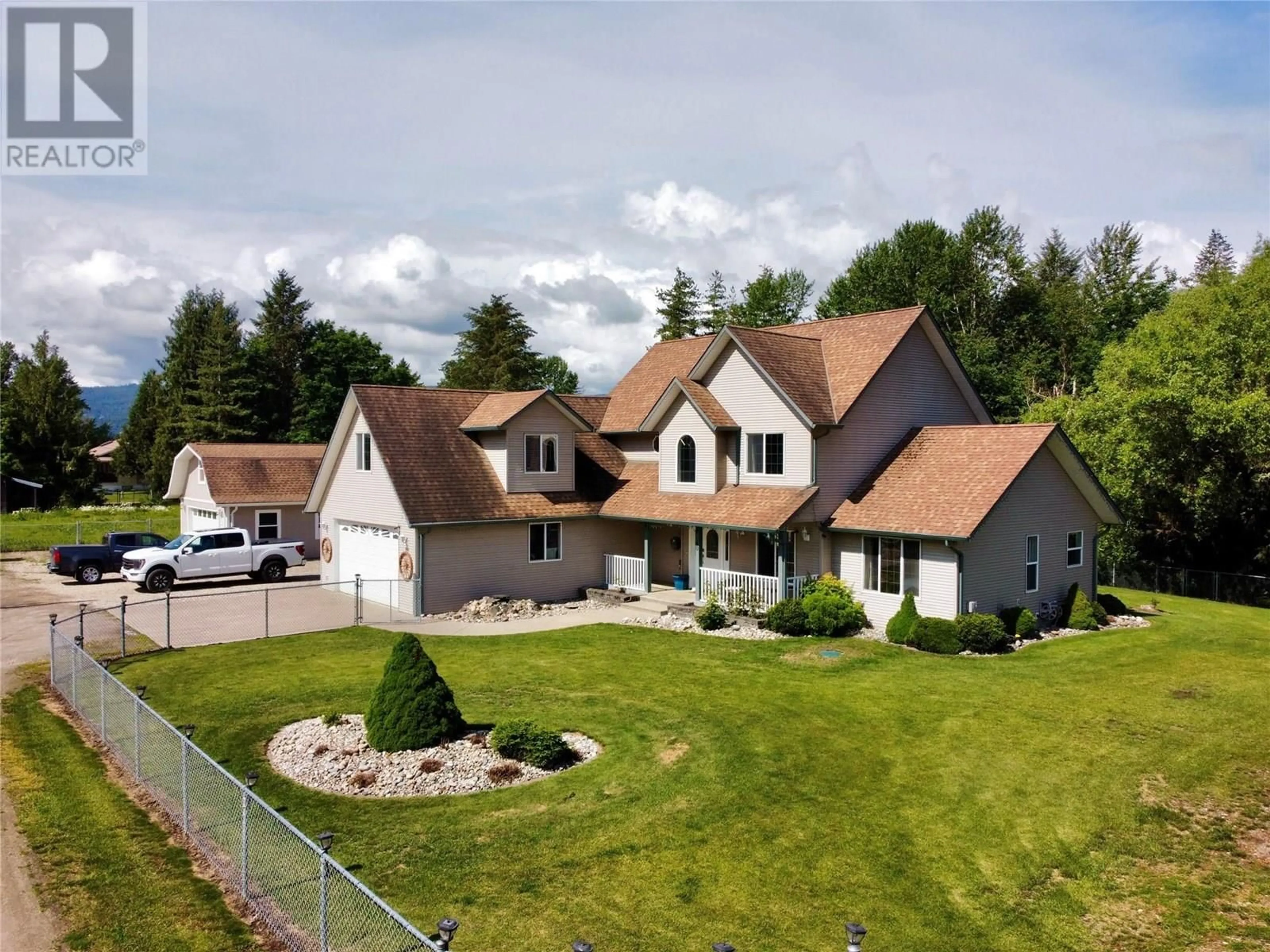 A pic from outside/outdoor area/front of a property/back of a property/a pic from drone, unknown for 160 CARLIN STREET, Grindrod British Columbia V0E1Y0