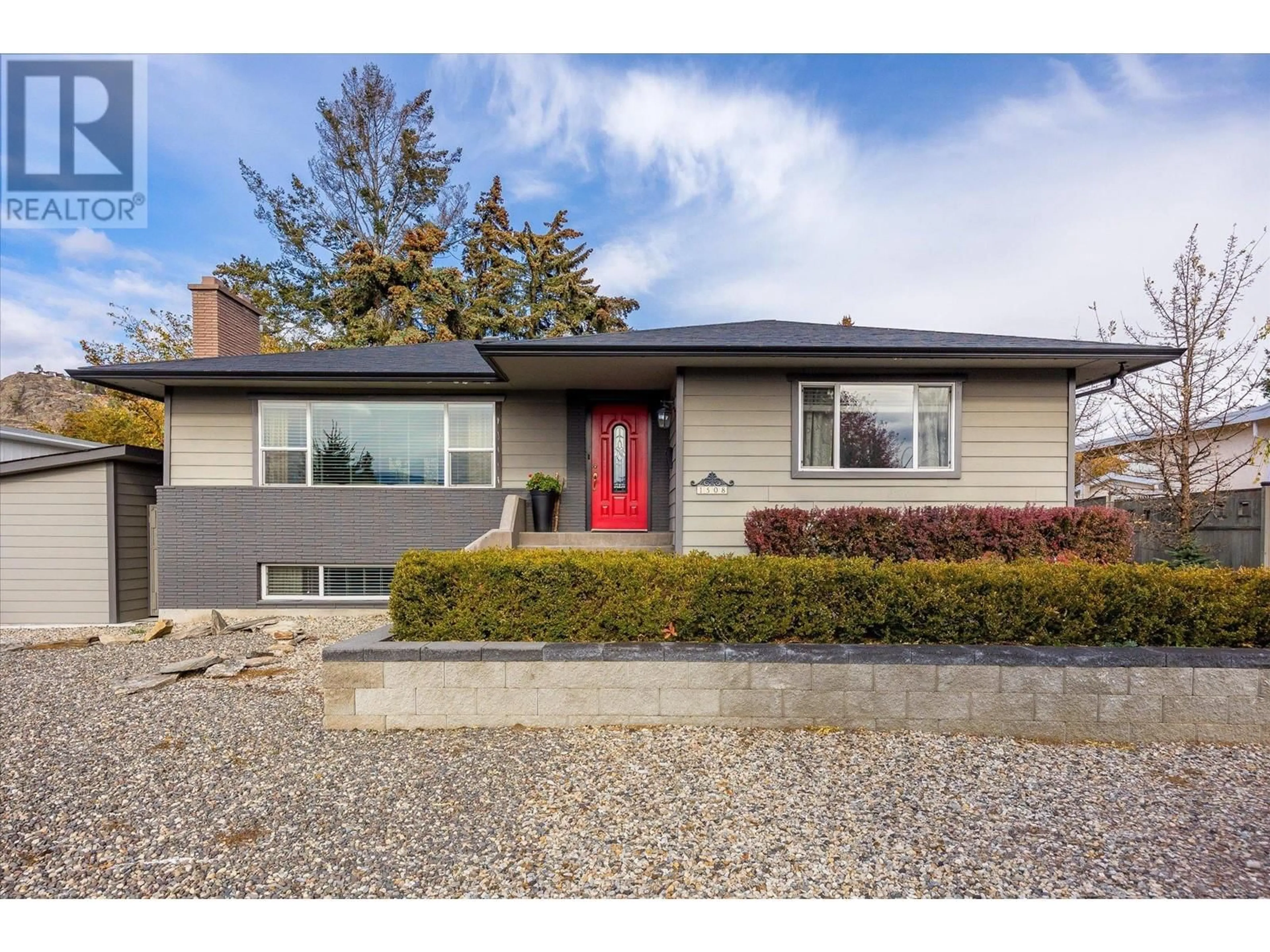 Home with vinyl exterior material, street for 1508 PINEHURST CRESCENT, Kelowna British Columbia V1Y4H9