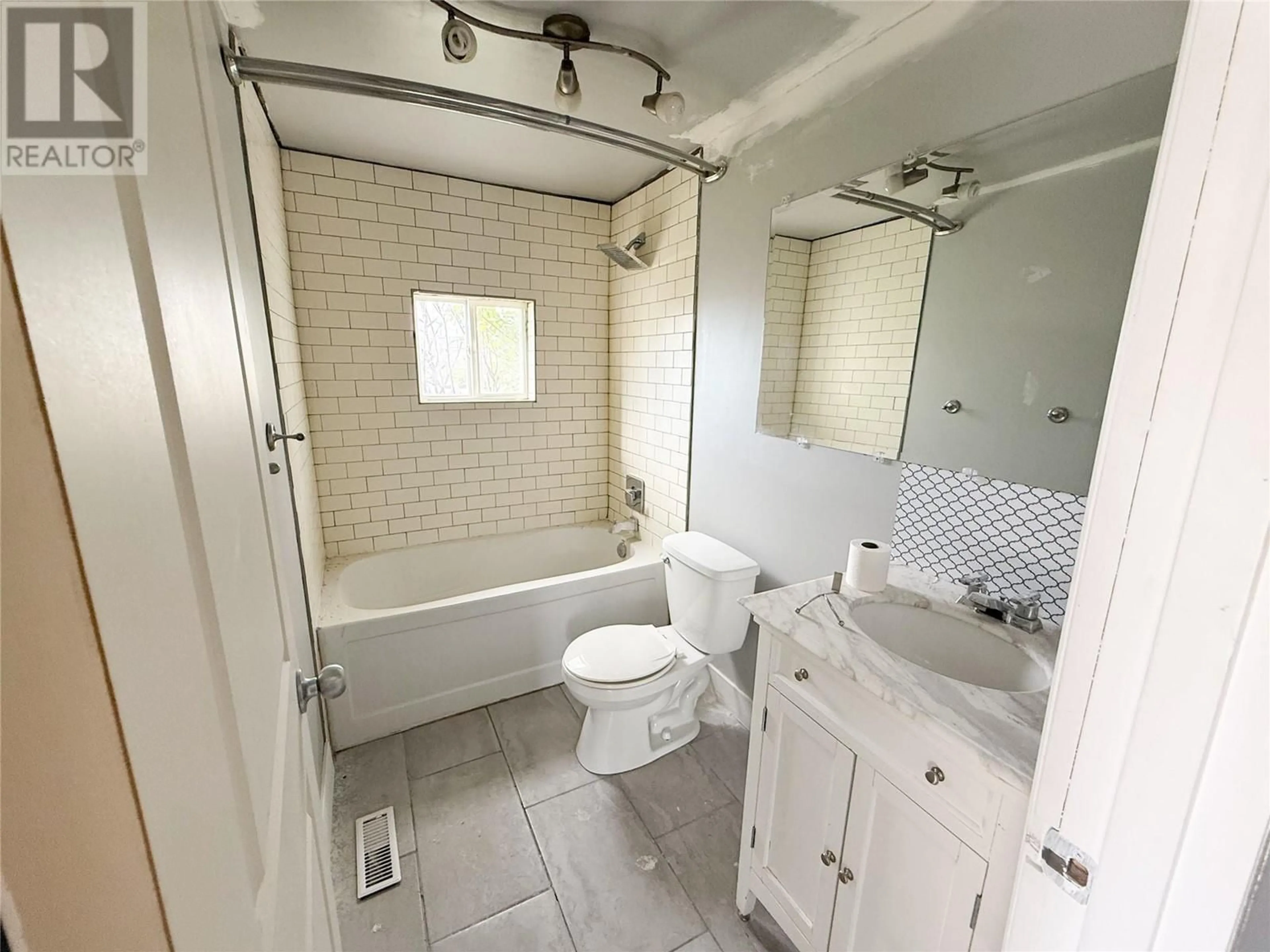 Standard bathroom, ceramic/tile floor for 1541 96 AVENUE, Dawson Creek British Columbia V1G1L2