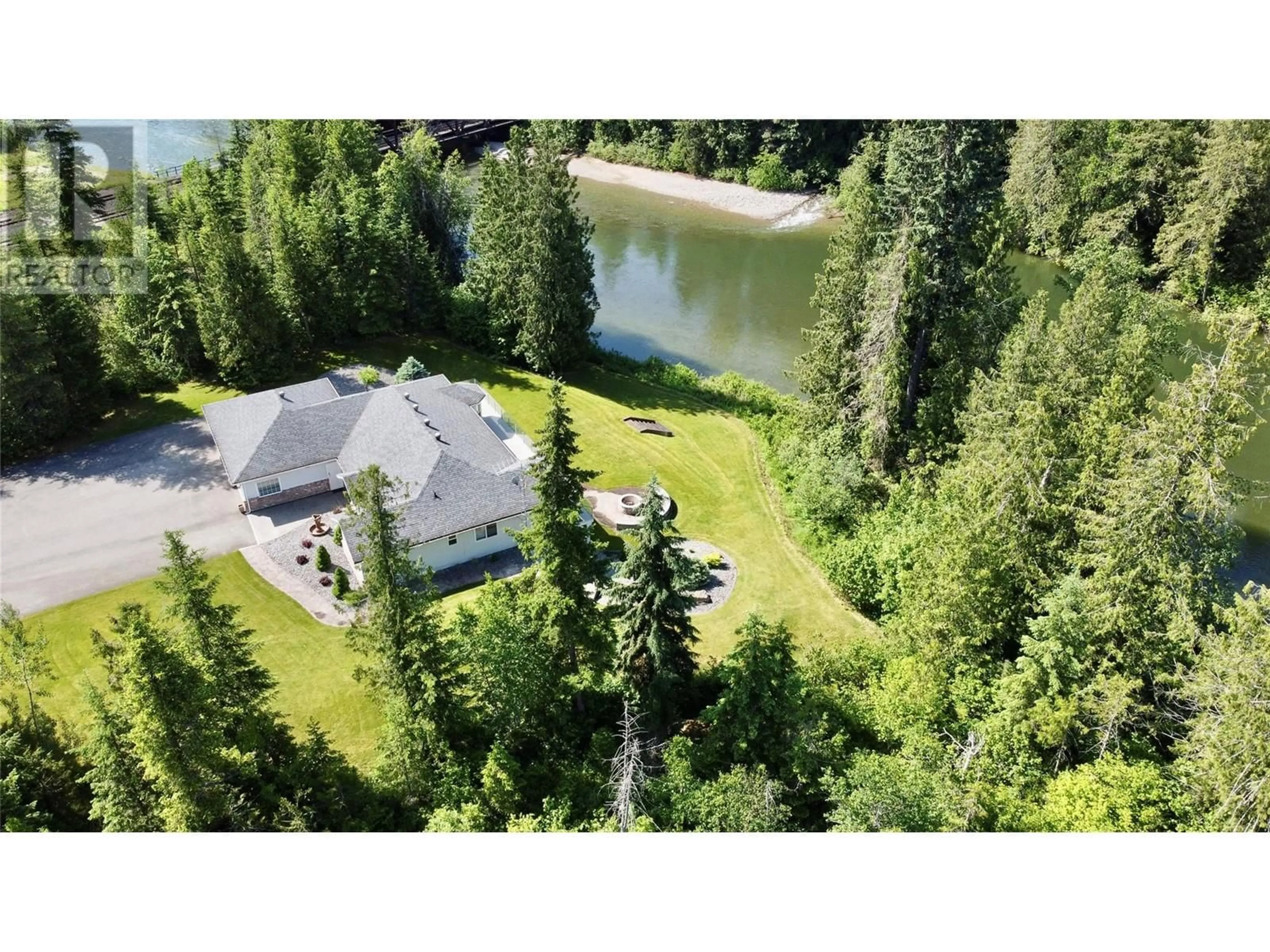 A pic from outside/outdoor area/front of a property/back of a property/a pic from drone, water/lake/river/ocean view for 3850 SOMMERVILLE - HUSTED ROAD, Malakwa British Columbia V0E2J0