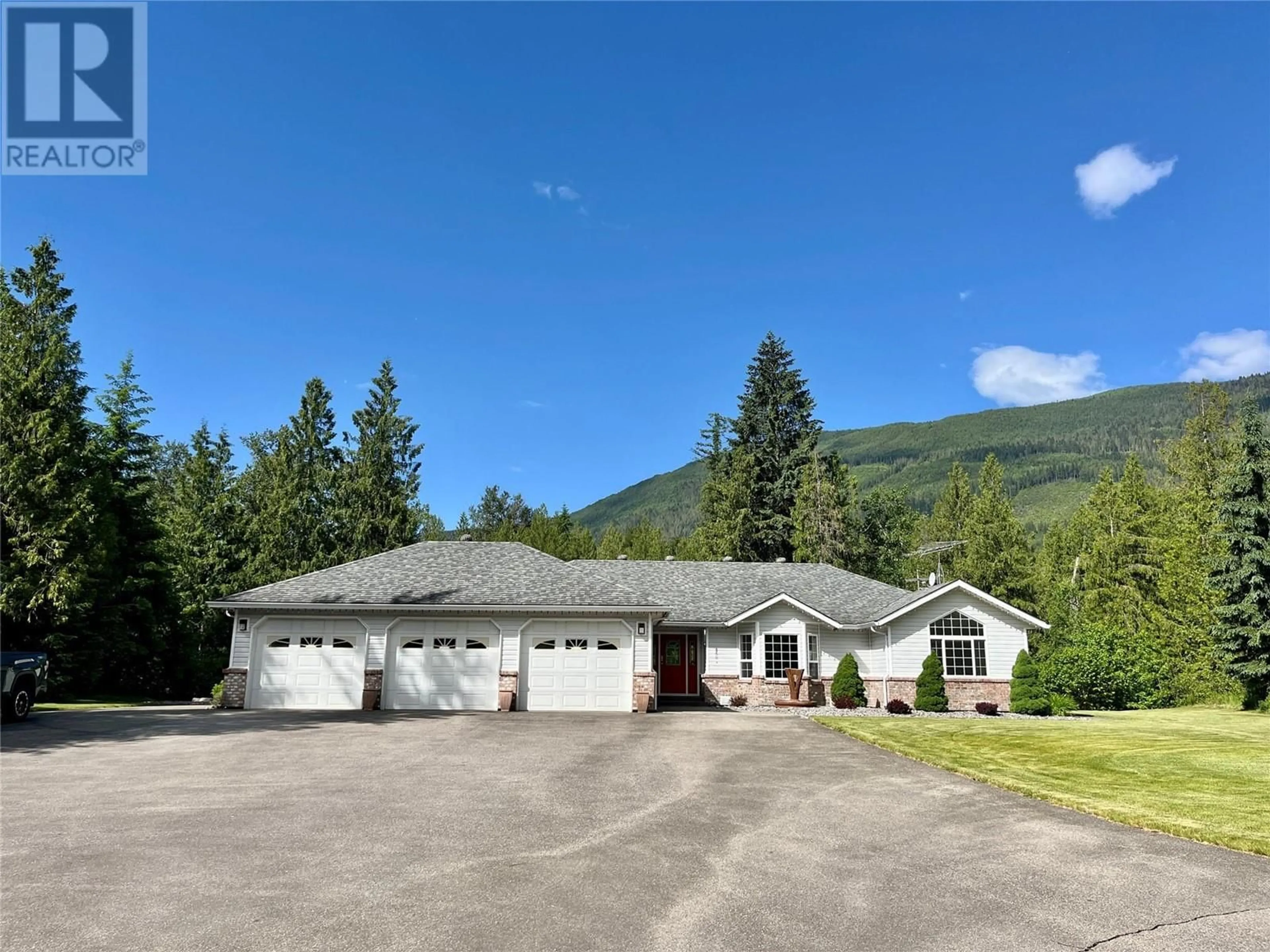 A pic from outside/outdoor area/front of a property/back of a property/a pic from drone, mountain view for 3850 SOMMERVILLE - HUSTED ROAD, Malakwa British Columbia V0E2J0