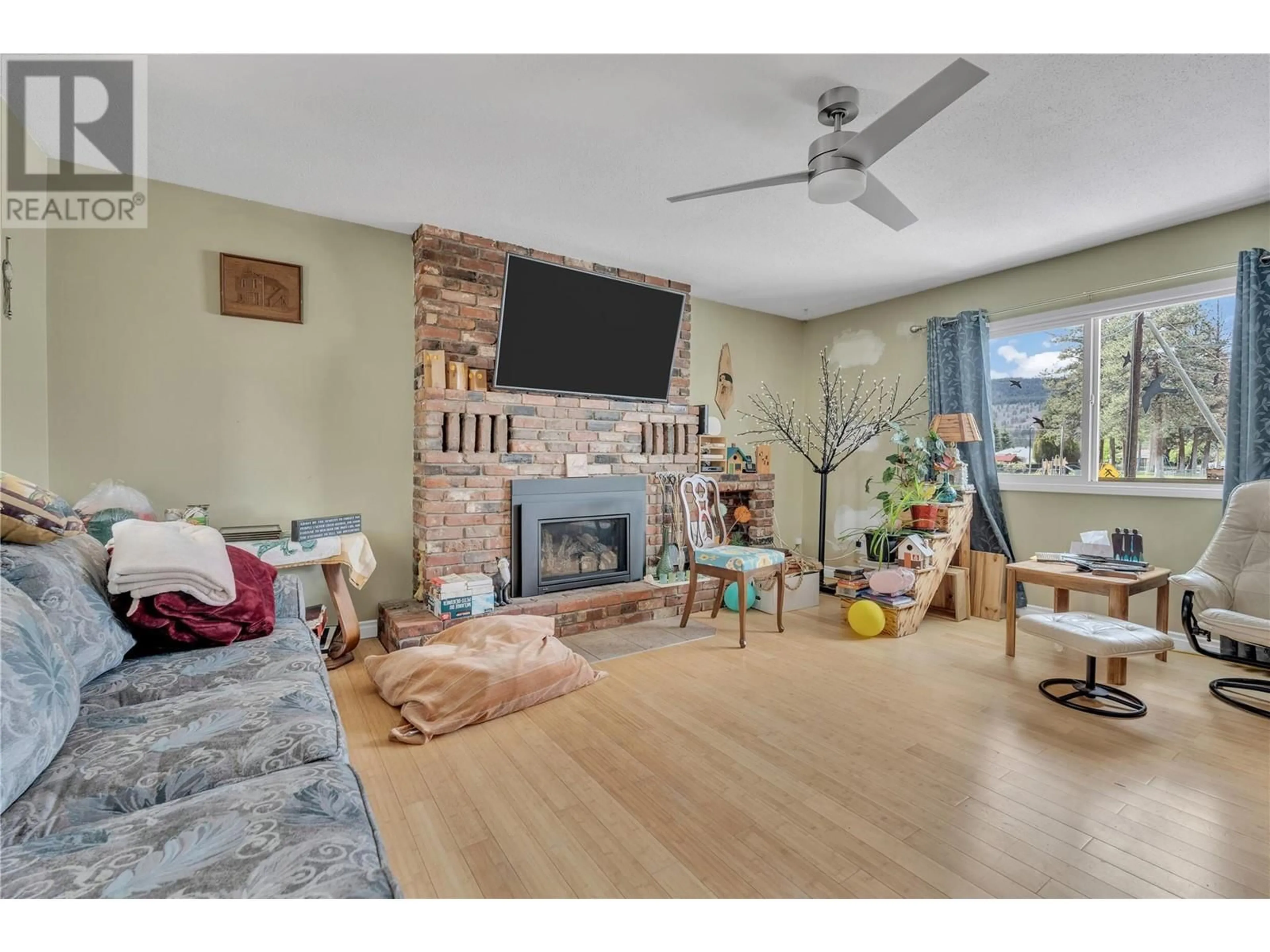 Living room with furniture, wood/laminate floor for 405 GRANT AVE OTHER, Princeton British Columbia V0X1W0