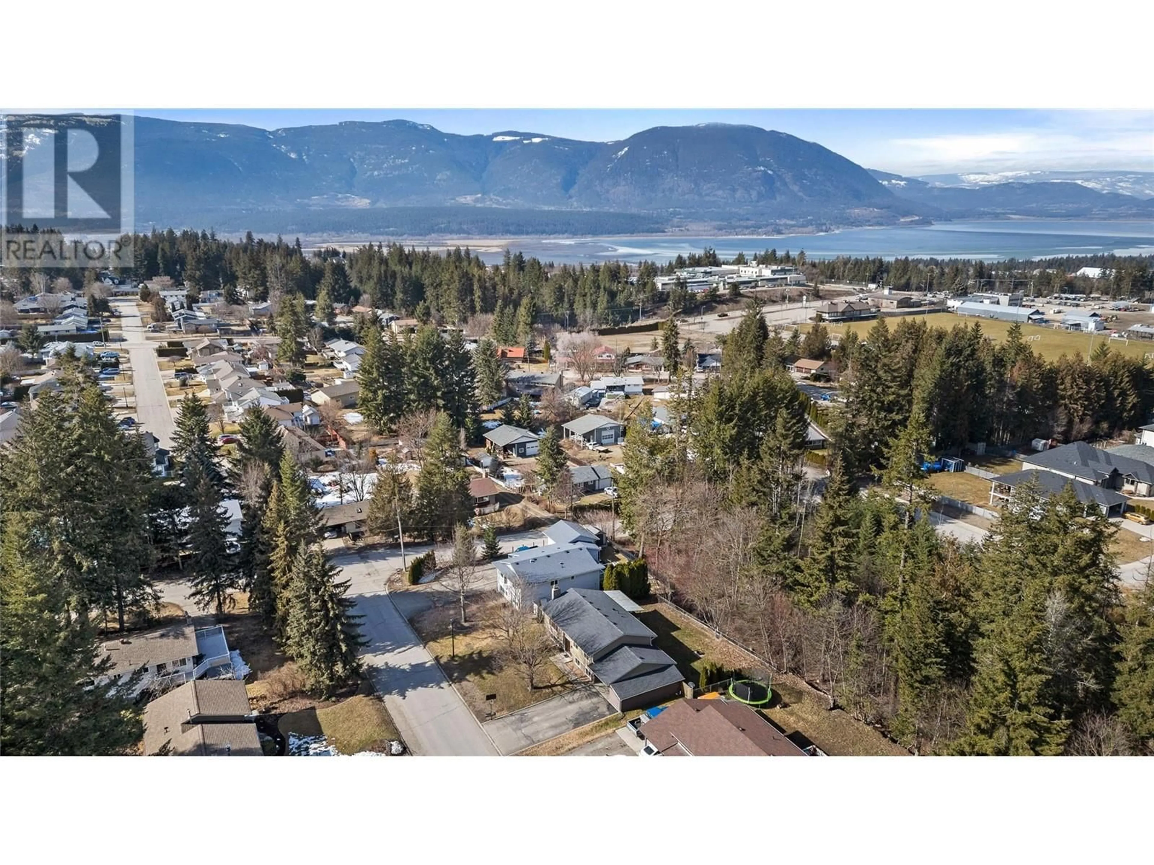 A pic from outside/outdoor area/front of a property/back of a property/a pic from drone, mountain view for 3371 7 AVENUE SOUTHEAST, Salmon Arm British Columbia V1E2C4