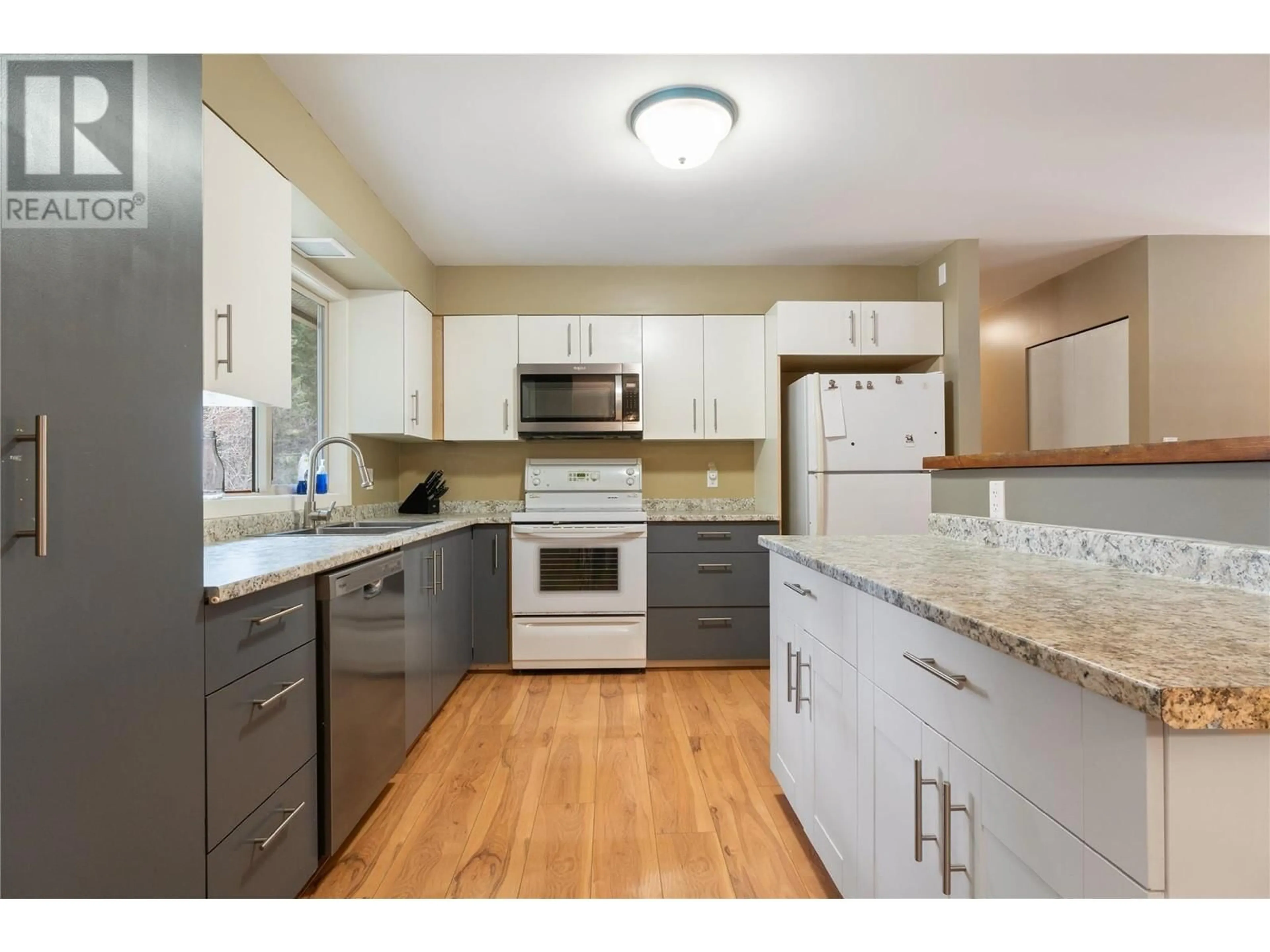Open concept kitchen, unknown for 3371 7 AVENUE SOUTHEAST, Salmon Arm British Columbia V1E2C4