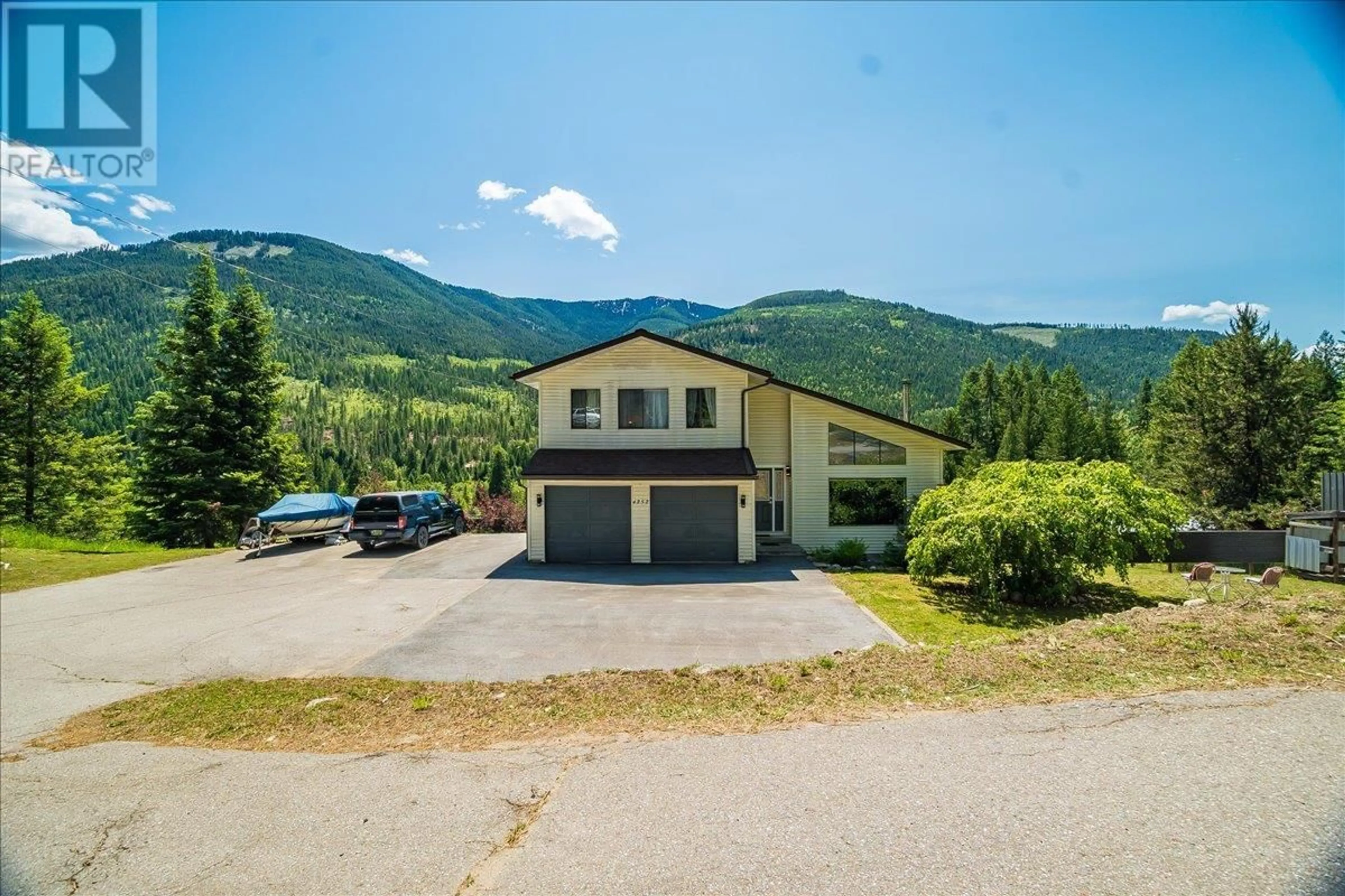 A pic from outside/outdoor area/front of a property/back of a property/a pic from drone, mountain view for 4252 ROSS SPUR ROAD, Ross Spur British Columbia V0G1L1