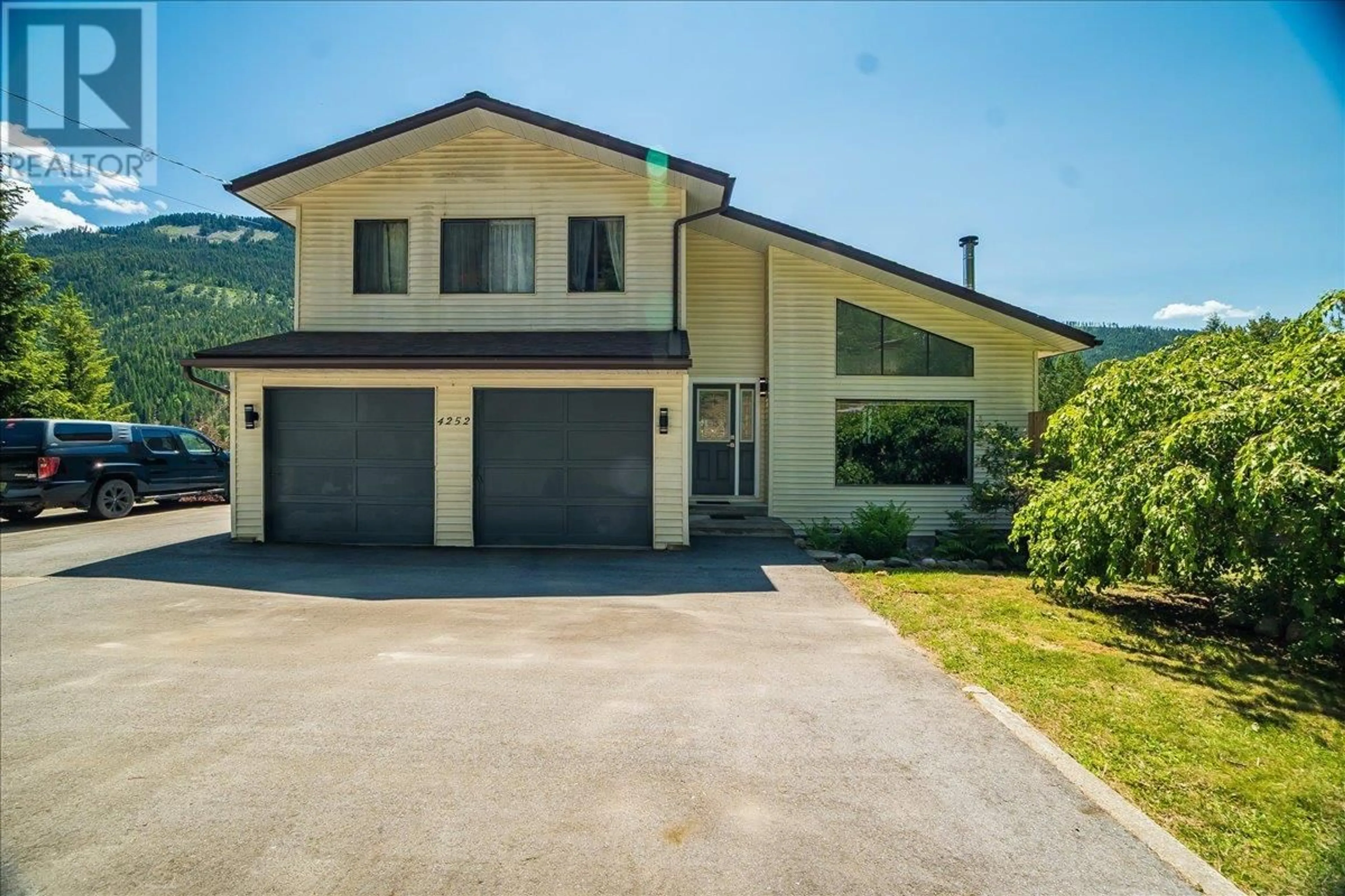 Home with vinyl exterior material, street for 4252 ROSS SPUR ROAD, Ross Spur British Columbia V0G1L1