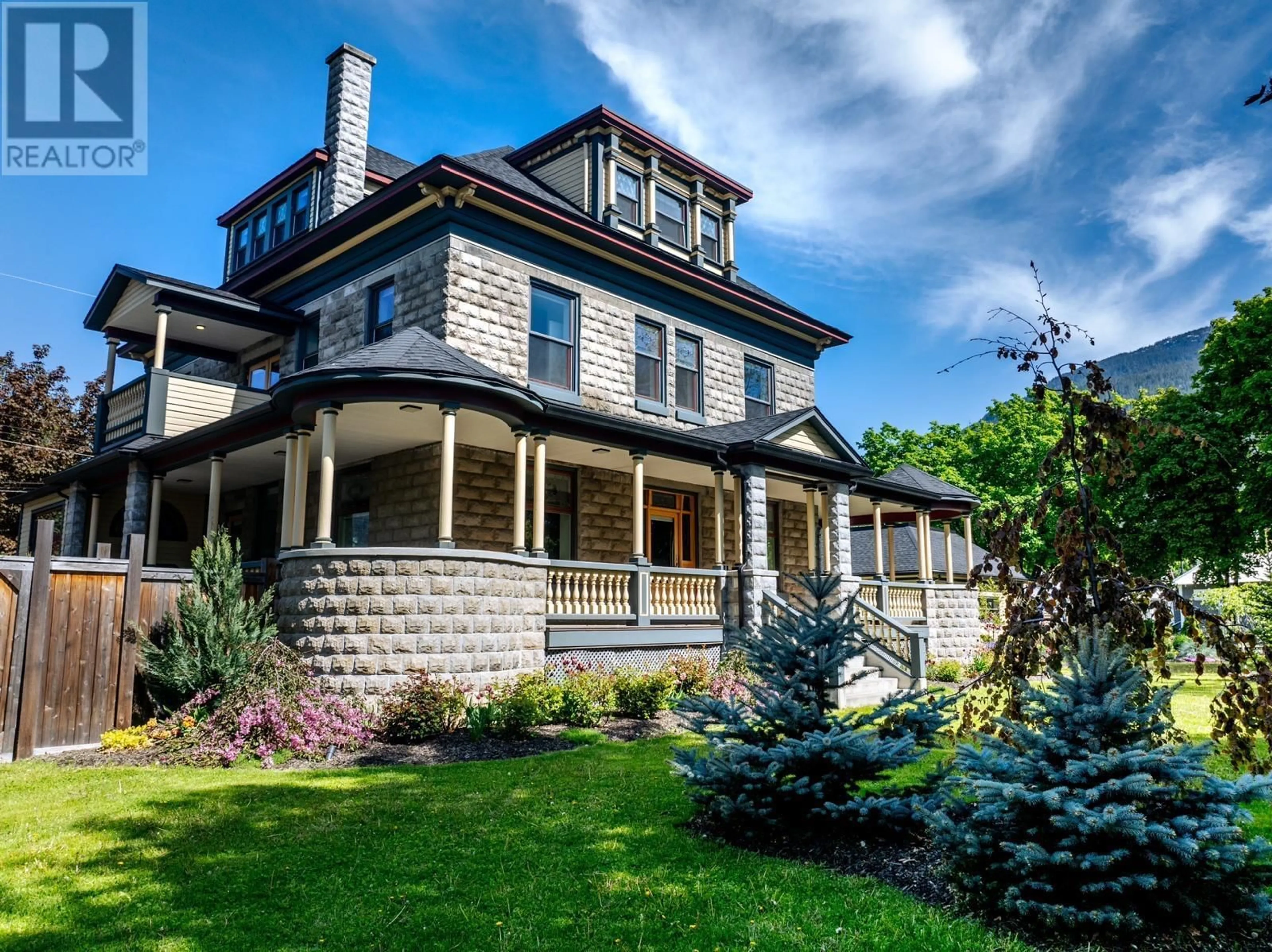 Home with vinyl exterior material, street for 805 & 815 MACKENZIE AVENUE, Revelstoke British Columbia V0E2S0