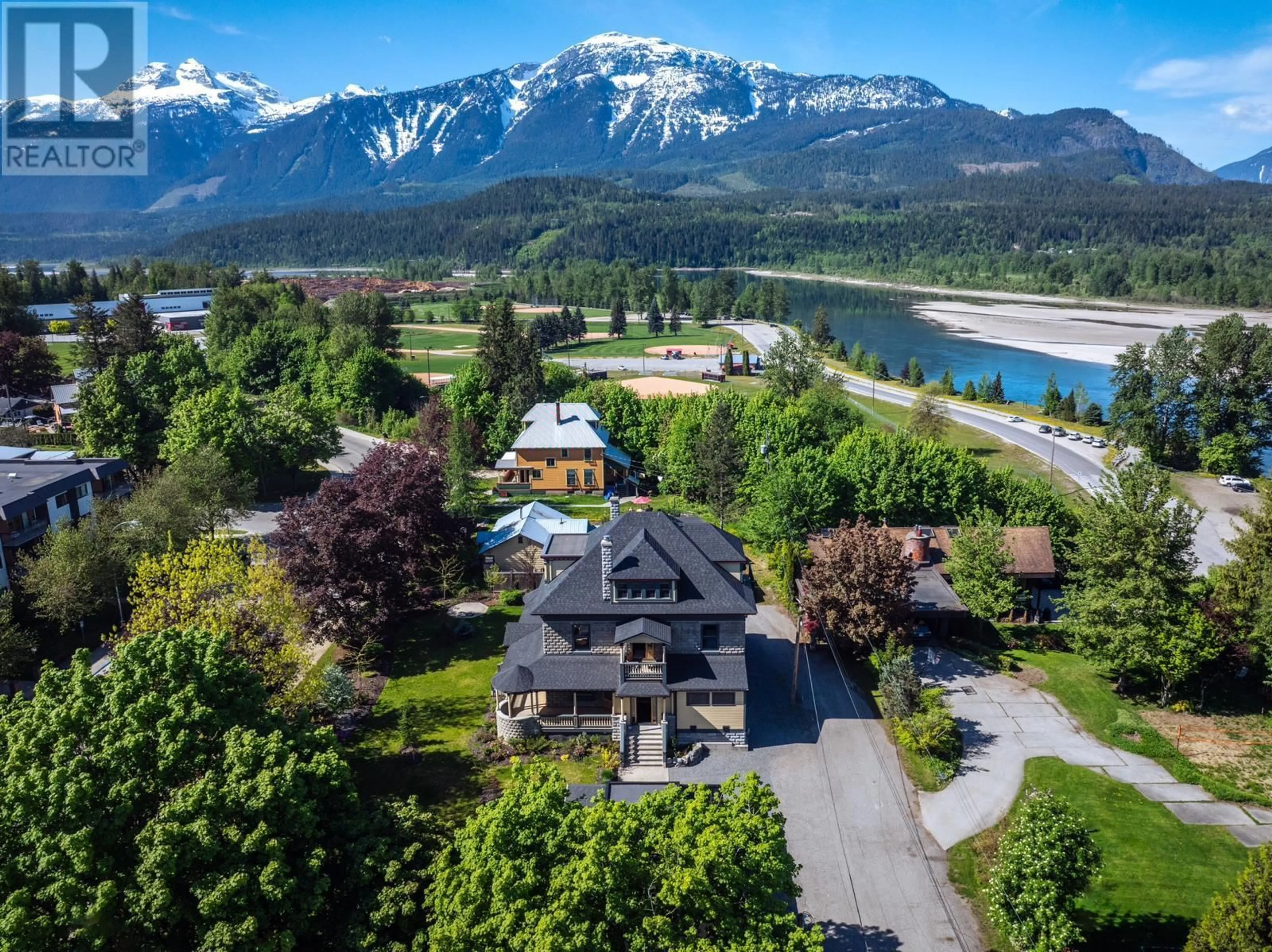 A pic from outside/outdoor area/front of a property/back of a property/a pic from drone, mountain view for 805 & 815 MACKENZIE AVENUE, Revelstoke British Columbia V0E2S0