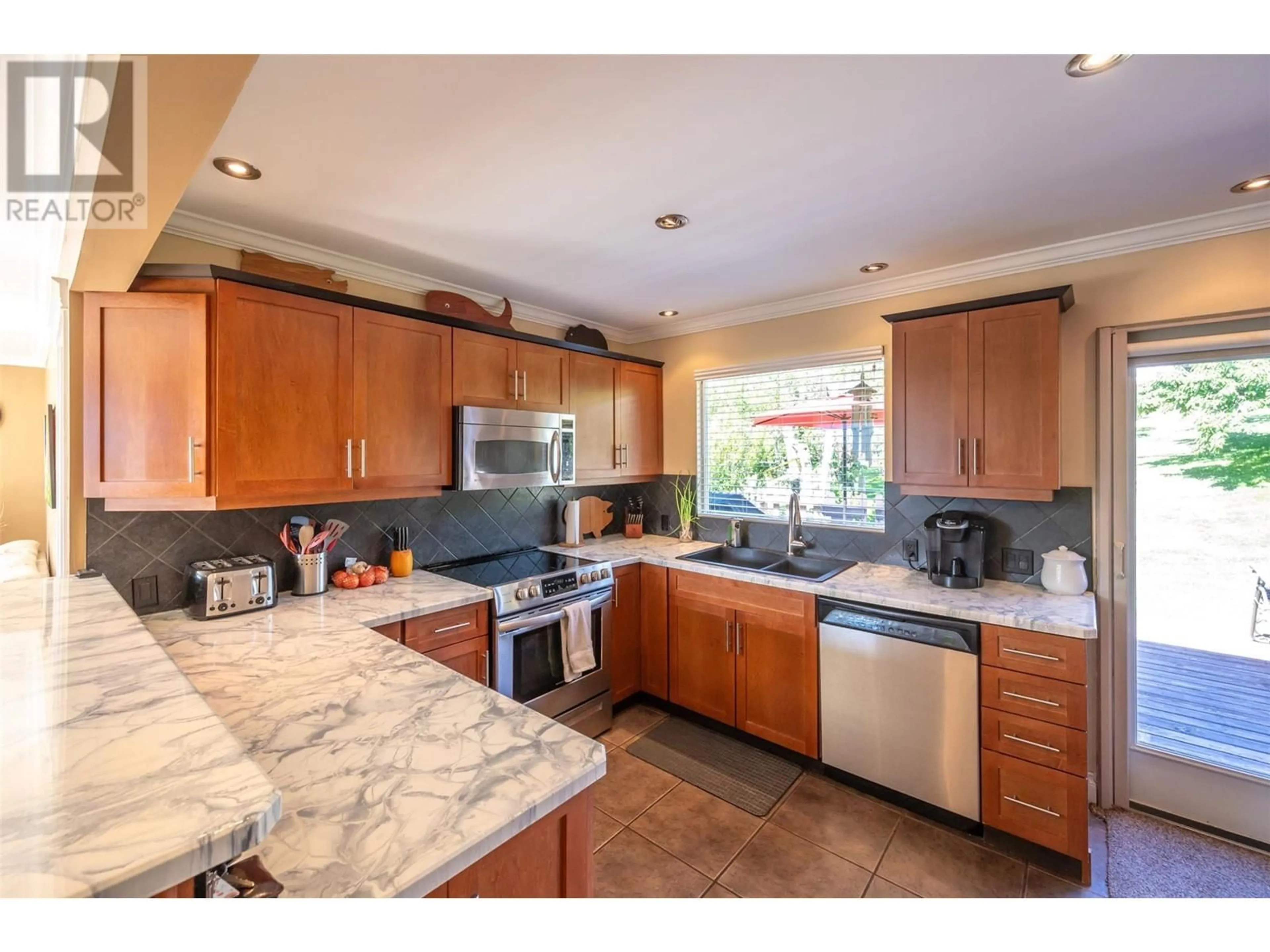 Open concept kitchen, ceramic/tile floor for 808 VEDETTE DRIVE, Penticton British Columbia V2A8Y3