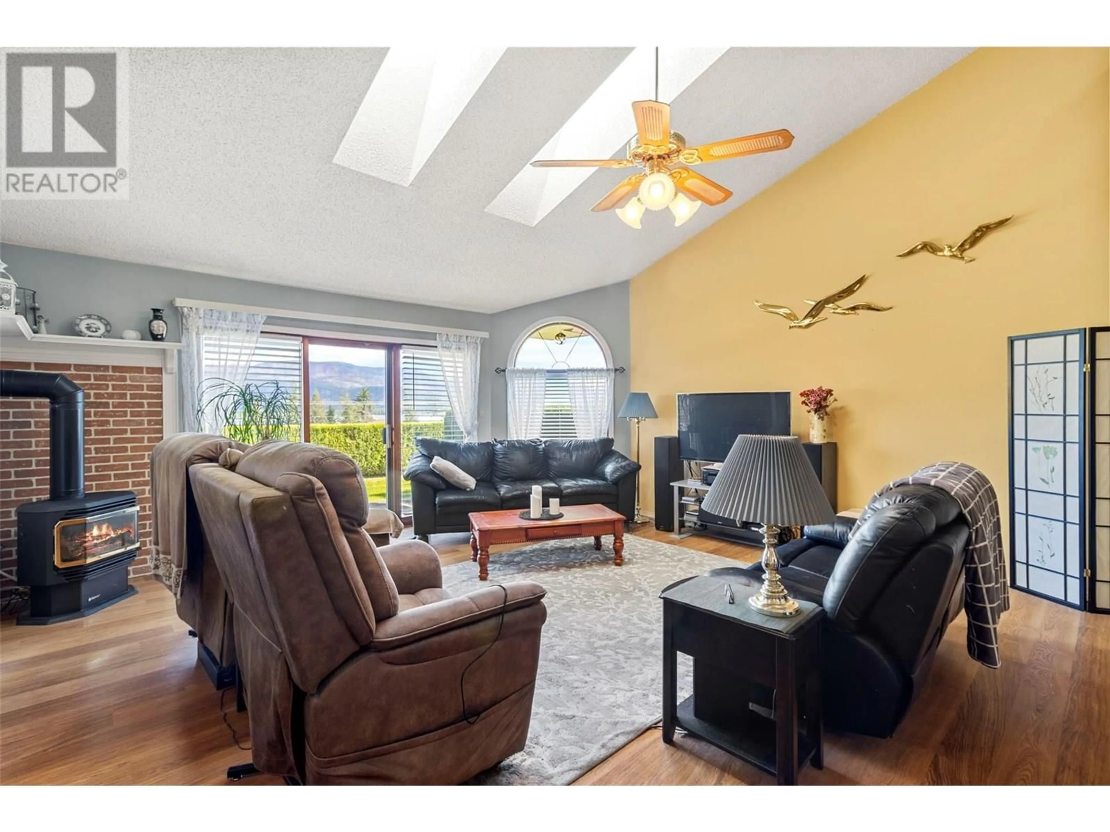 Living room with furniture, wood/laminate floor for 7 - 1215 NOTCH HILL ROAD, Sorrento British Columbia V0E2W0