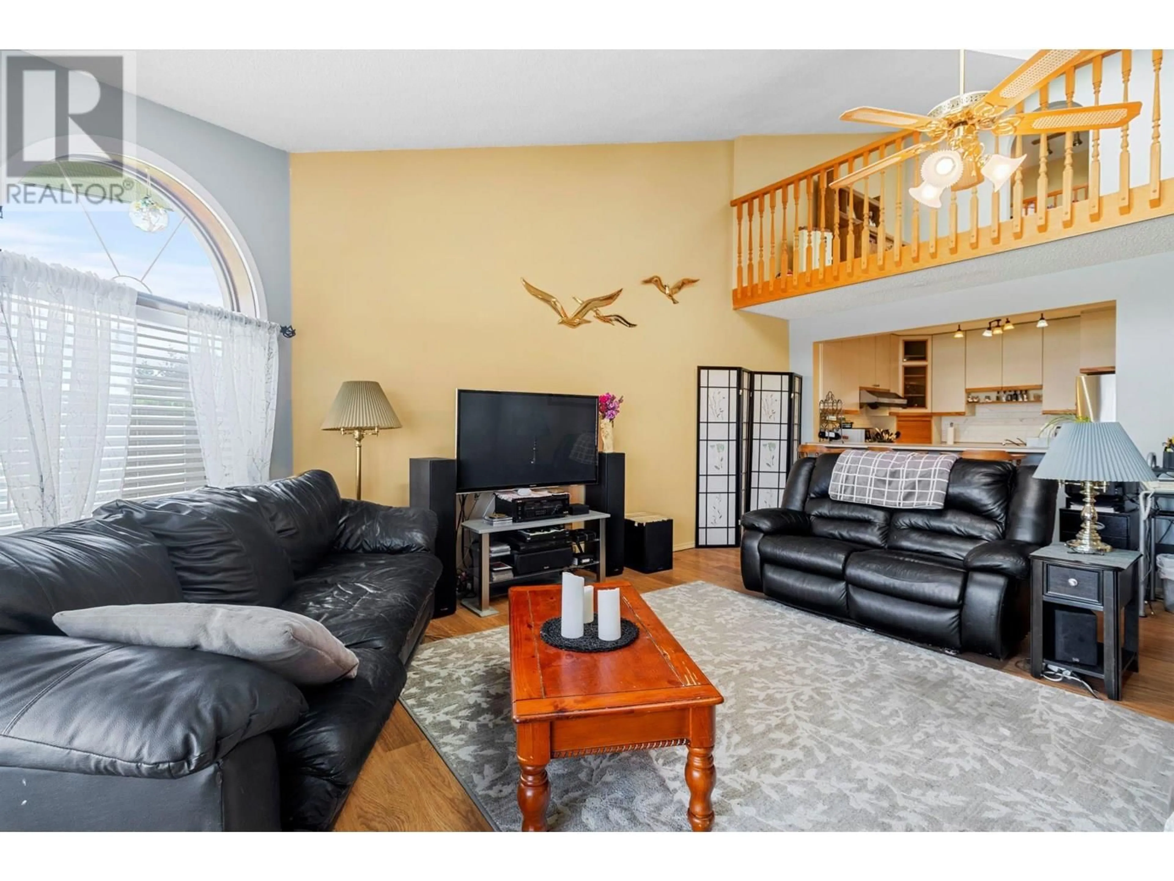 Living room with furniture, wood/laminate floor for 7 - 1215 NOTCH HILL ROAD, Sorrento British Columbia V0E2W0